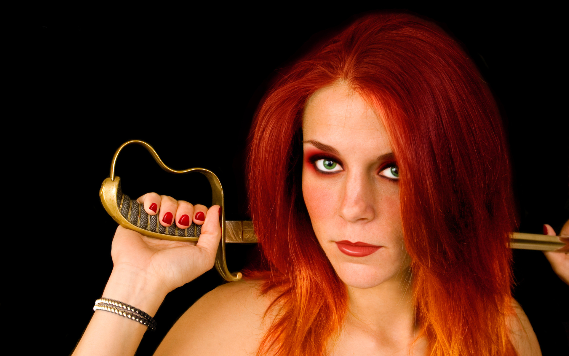 Красивая зеленоглазая девушка с зелеными глазами с саблей в руке