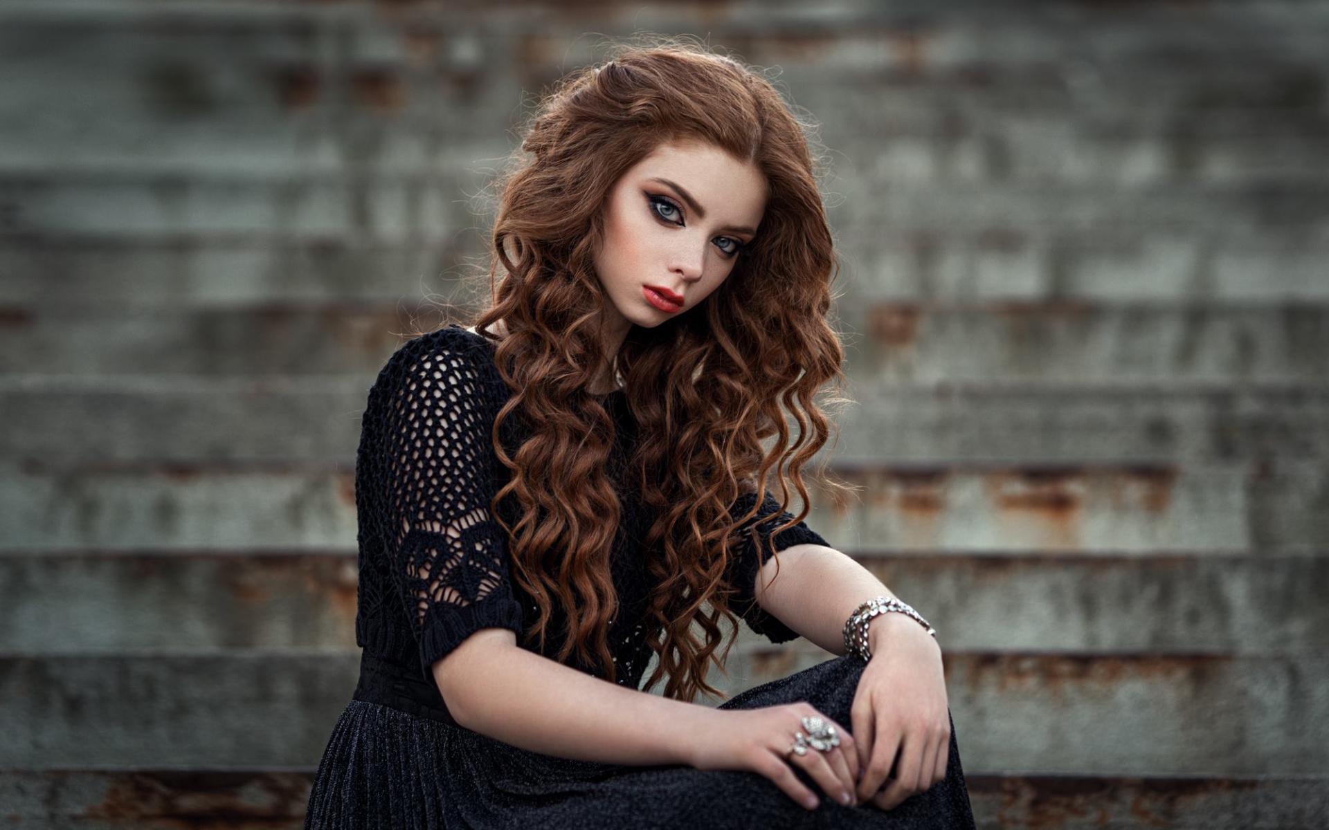 Красивая длинноволосая девушка в черном платье