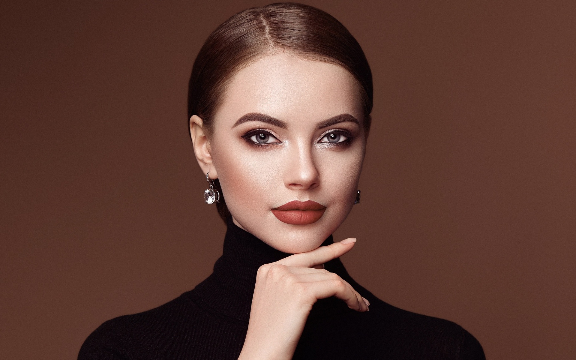 Красивая стильная девушка шатенка на коричневом фоне