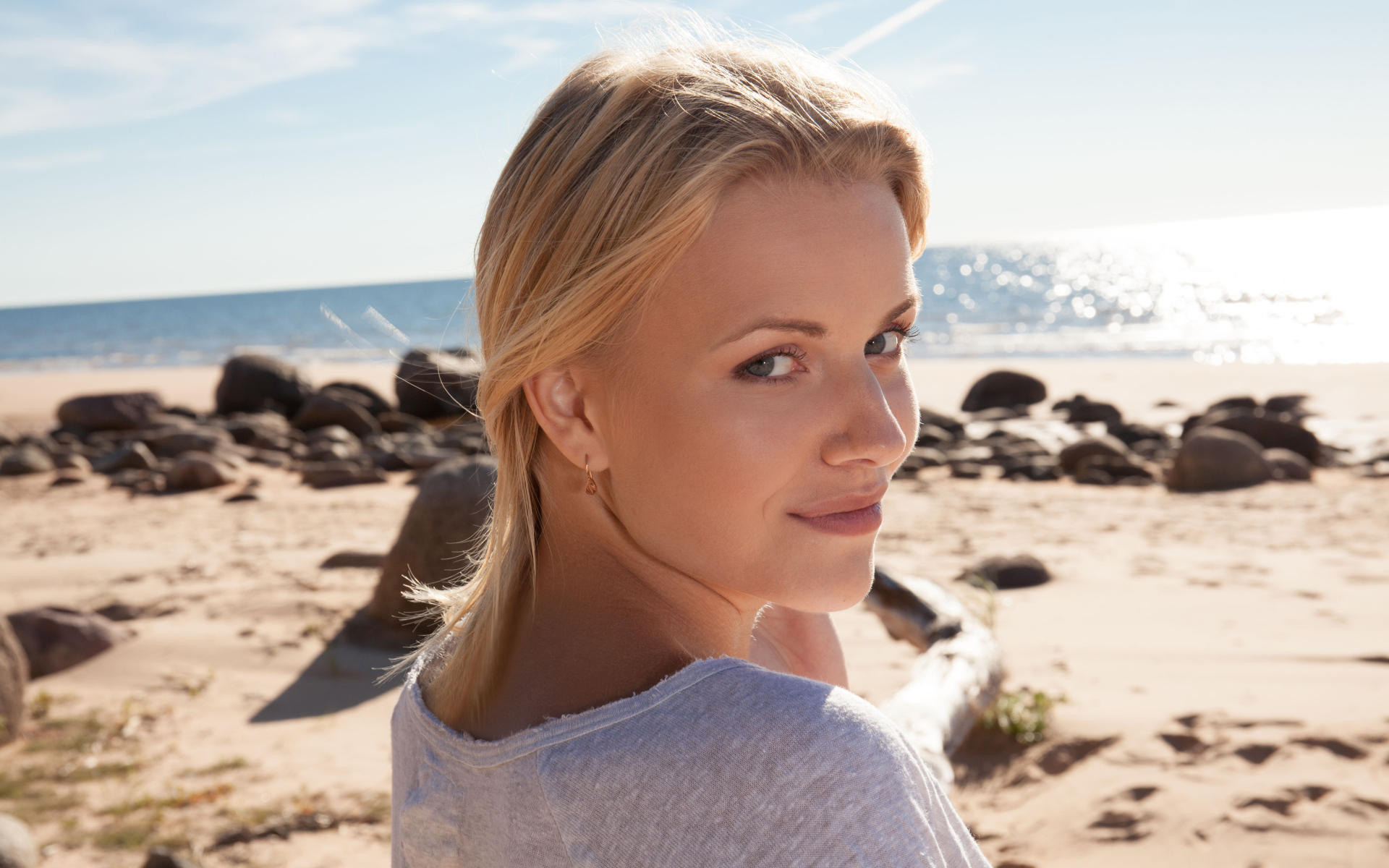 Блондинка с серыми глазами на берегу океана