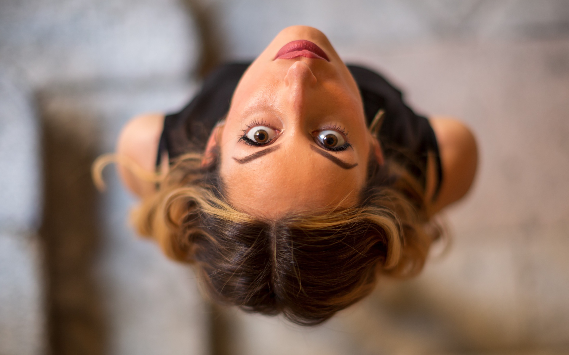 Кареглазая девушка смотрит вверх