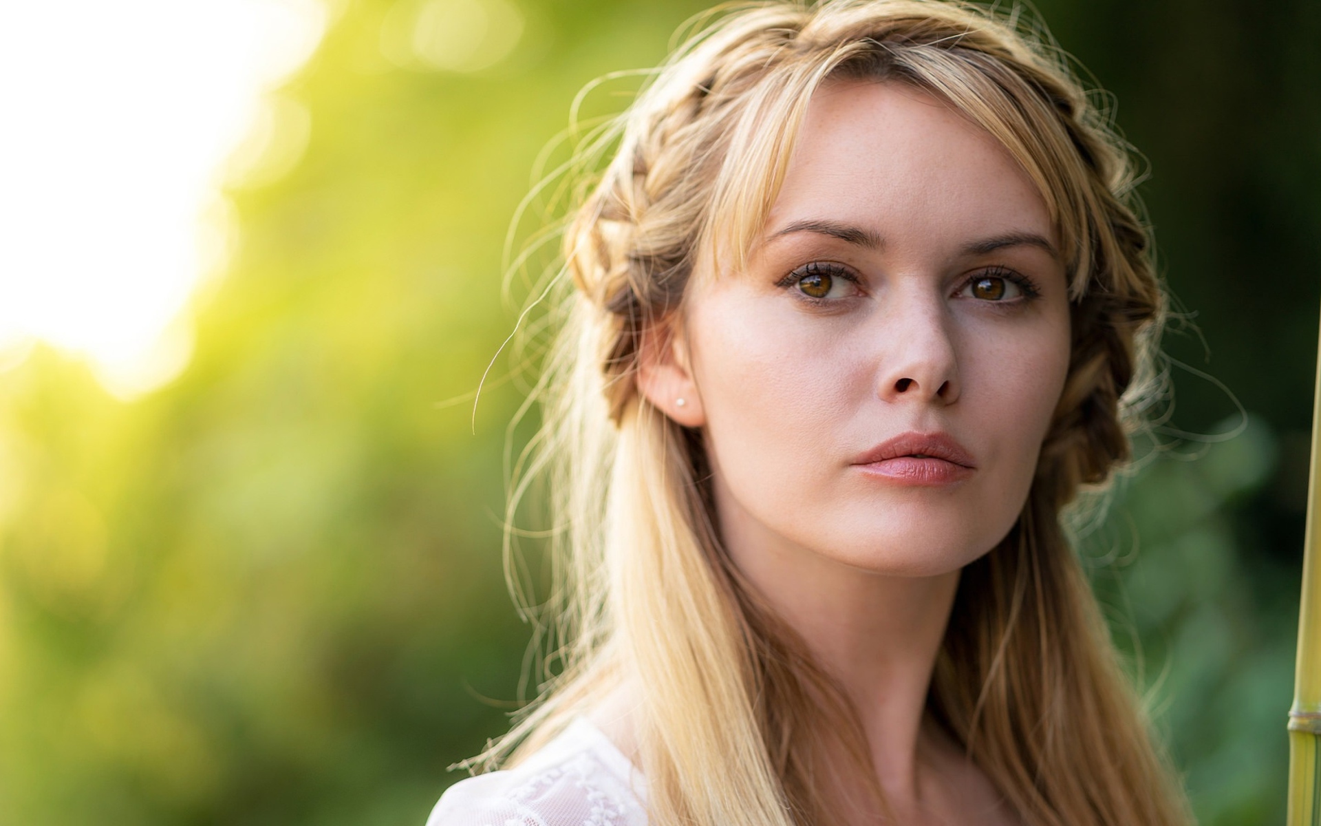 Задуманная кареглазая блондинка лицо крупным планом