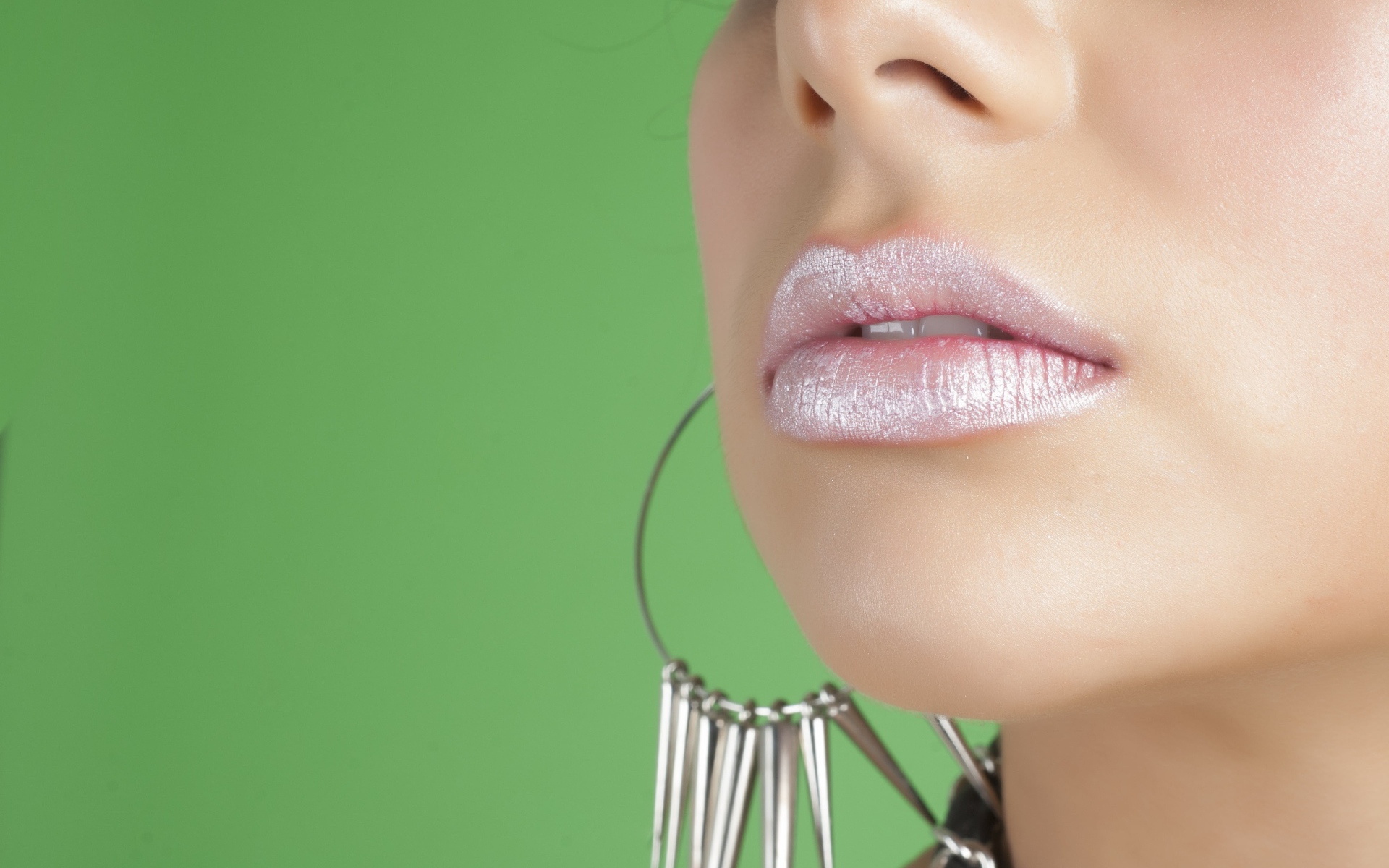 Девушка с красивыми розовыми губами