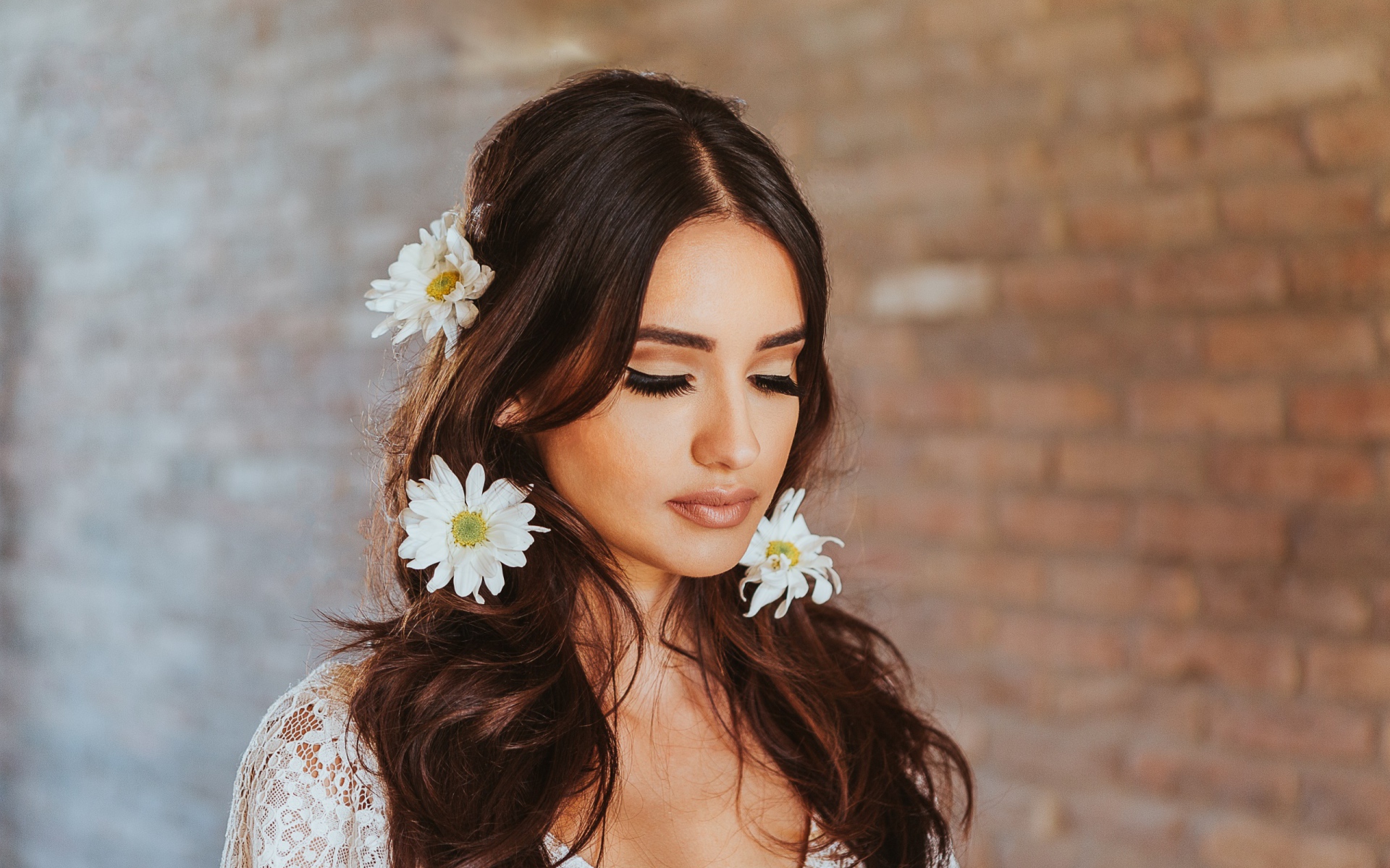 Девушка с закрытыми глазами с ромашками в волосах 