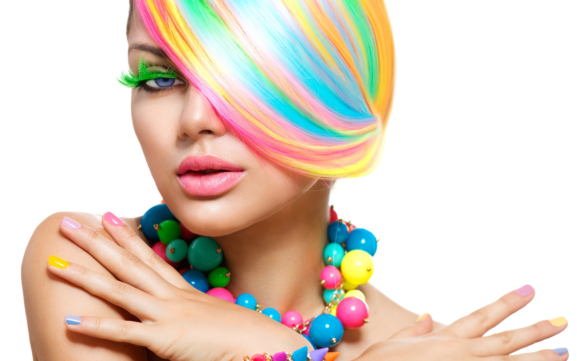 Девушка с разноцветными волосами и украшениями на шее и руках