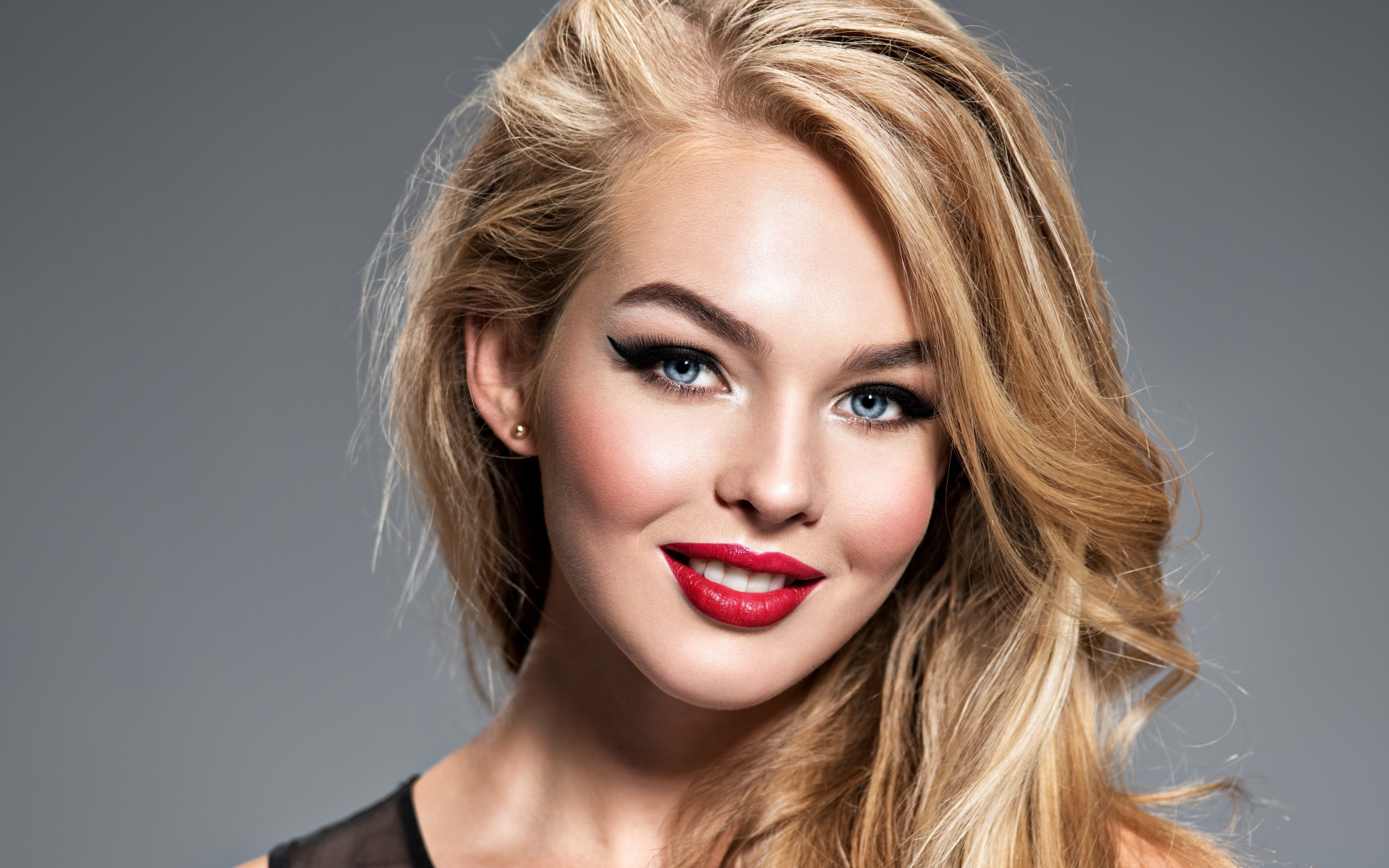 Длинноволосая голубоглазая девушка с красивым макияжем 