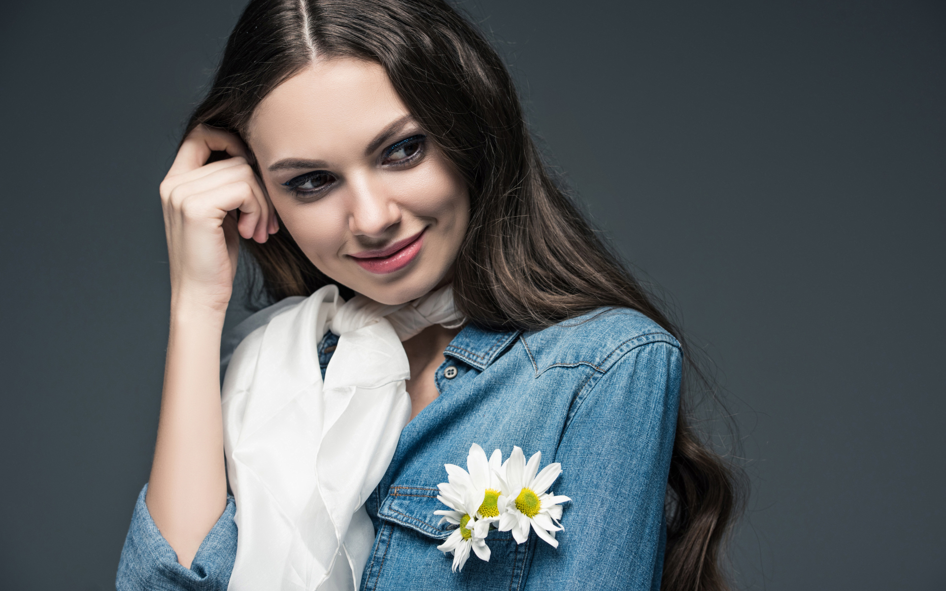 Длинноволосая девушка в джинсовом пиджаке с шарфом на шее