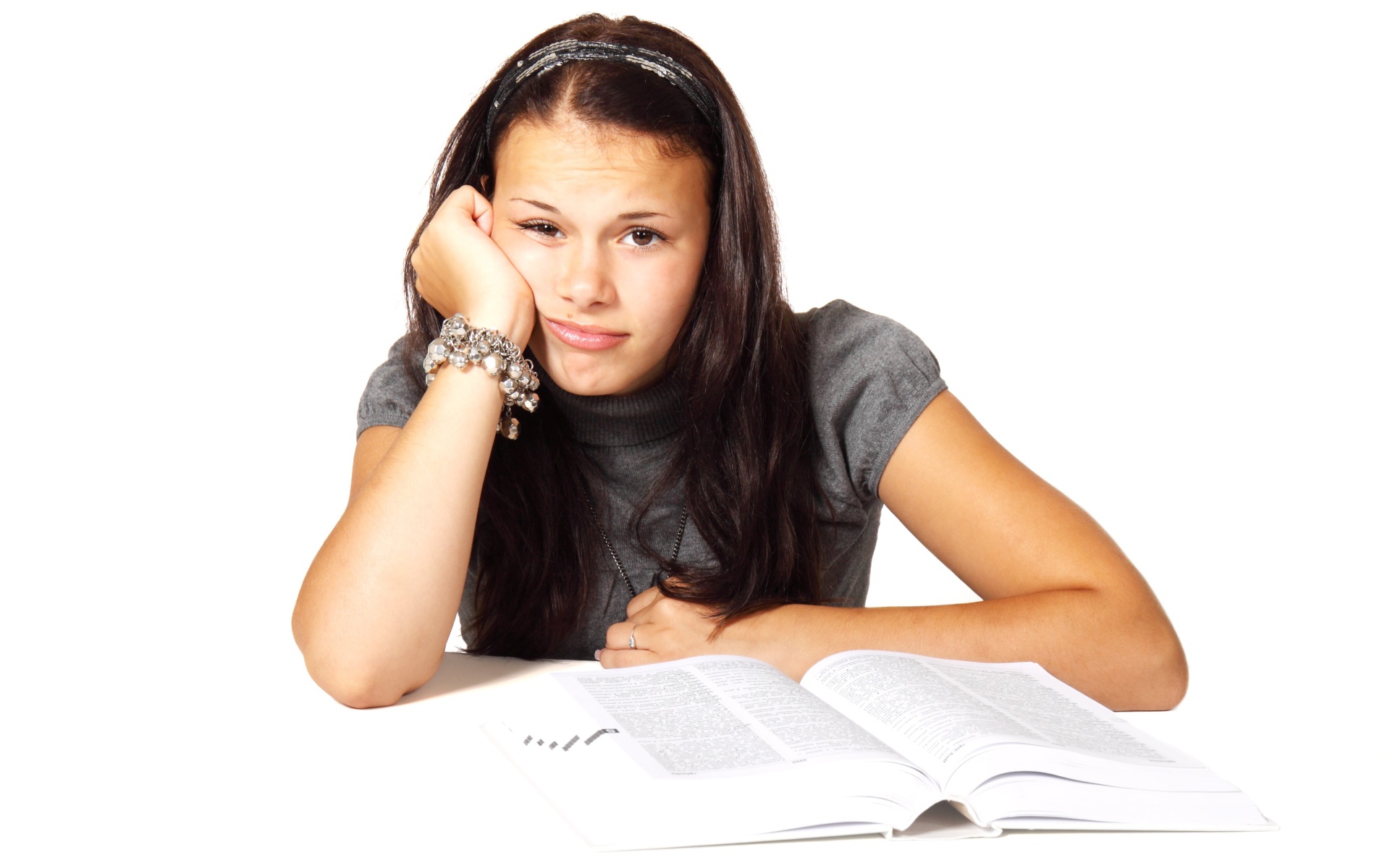 Грустная девушка читает книгу на белом фоне