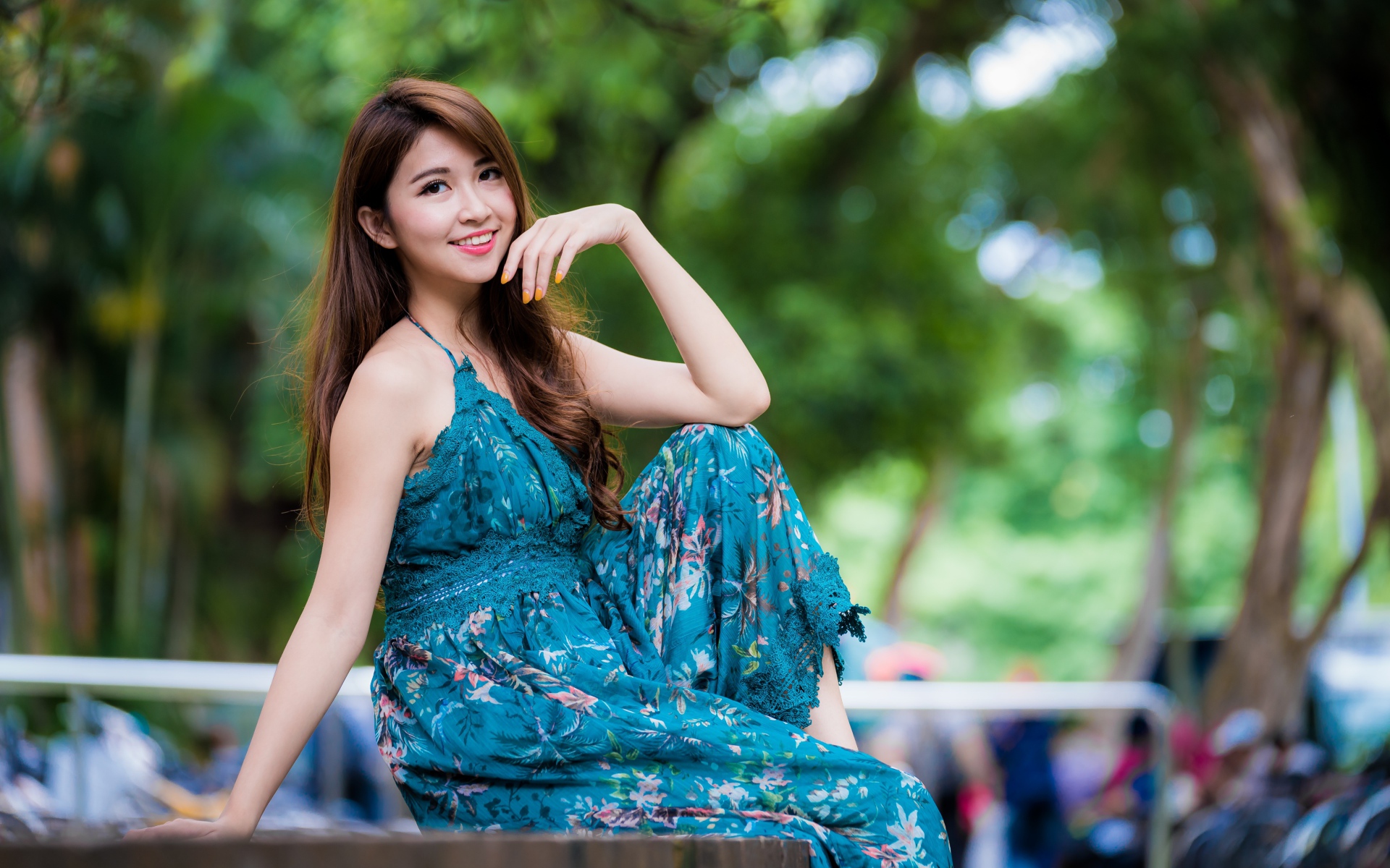 Улыбающаяся девушка азиатка в красивом платье