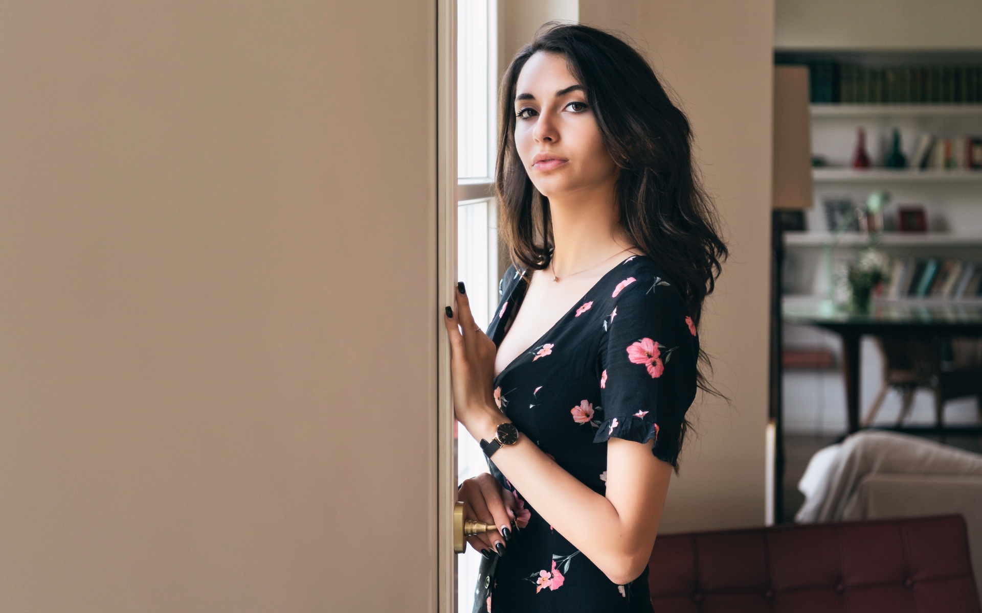 Нежная девушка в платье у окна 