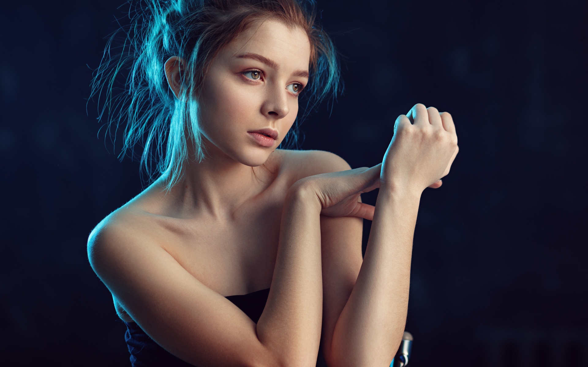 Нежная задумчивая грустная девушка 