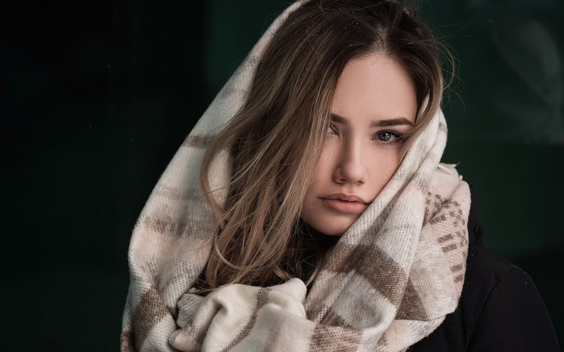 Девушка с волосами на лице в палантине