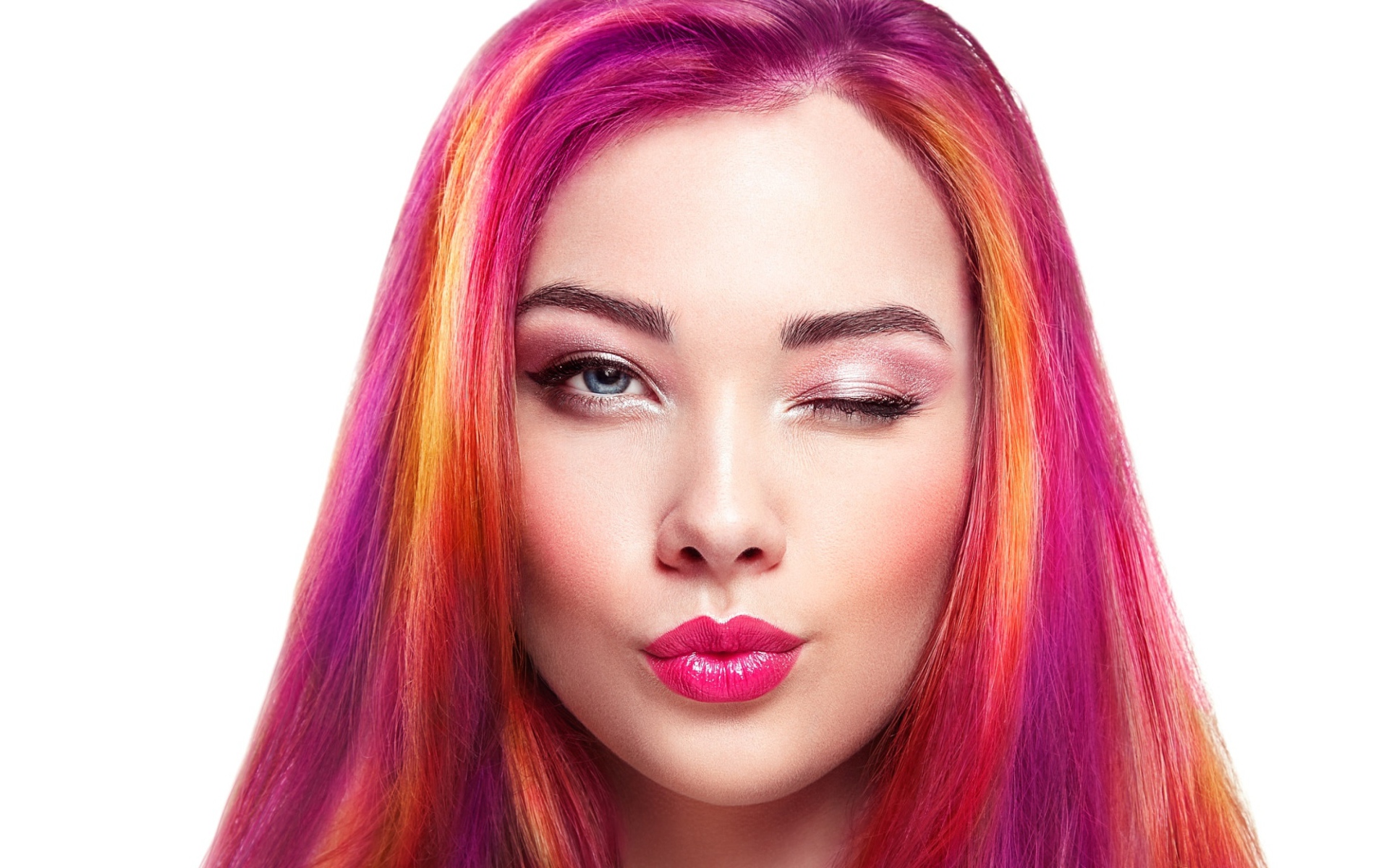 Девушка с розовыми волосами подмигивает глазом