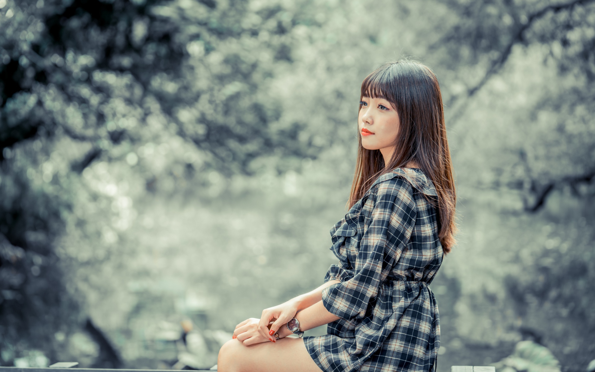 Молодая азиатка в платье в клетку