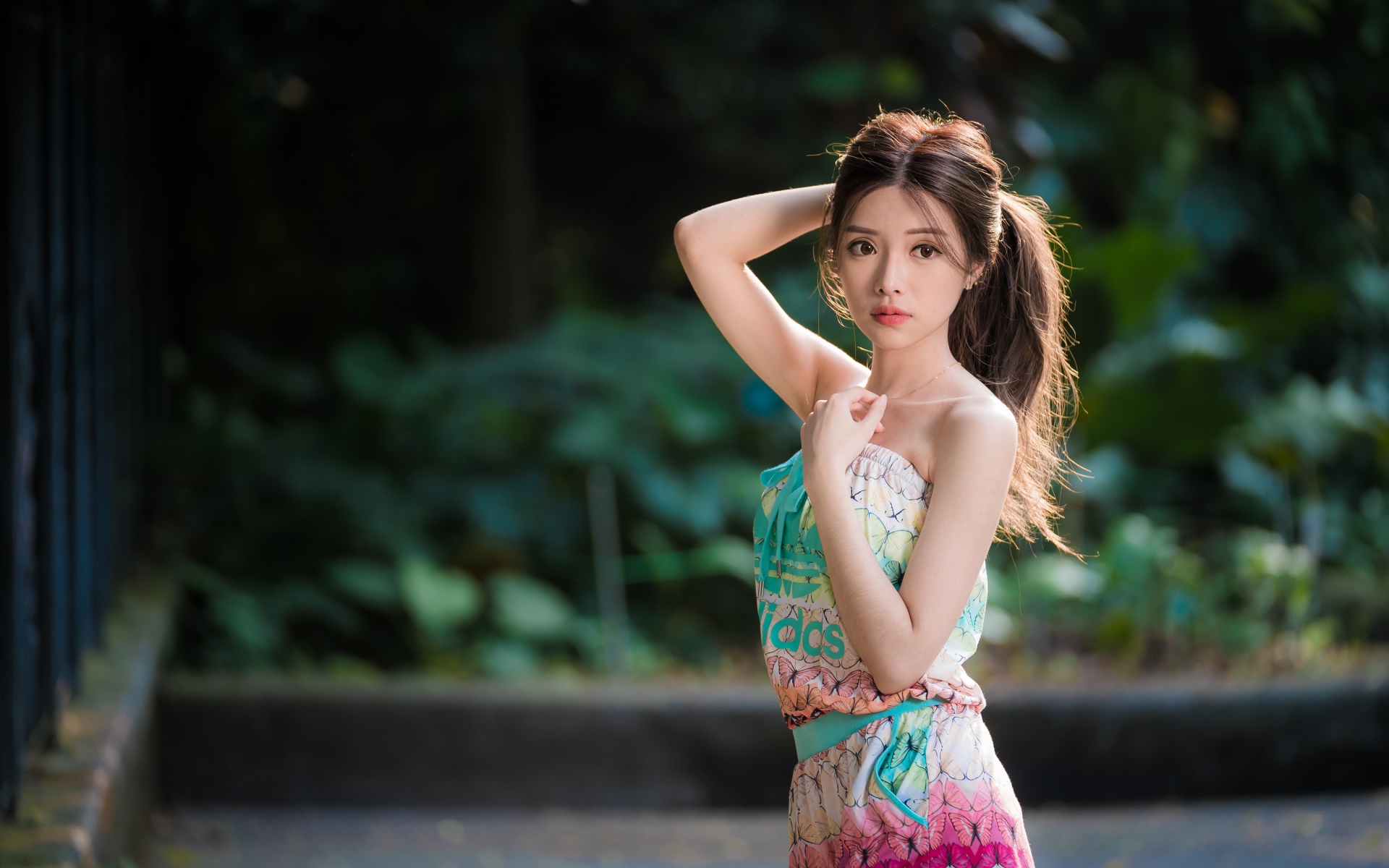 Молодая красивая девушка с рукой в волосах