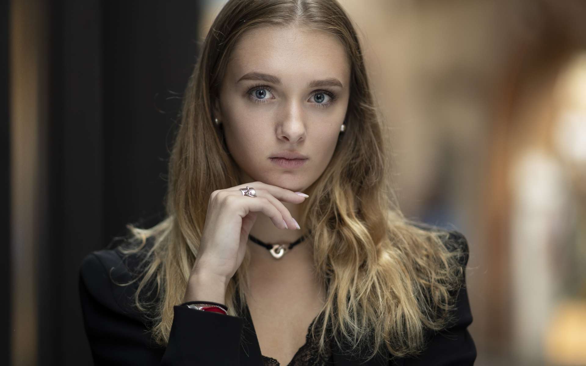 Молодая нежная голубоглазая девушка с рукой у лица