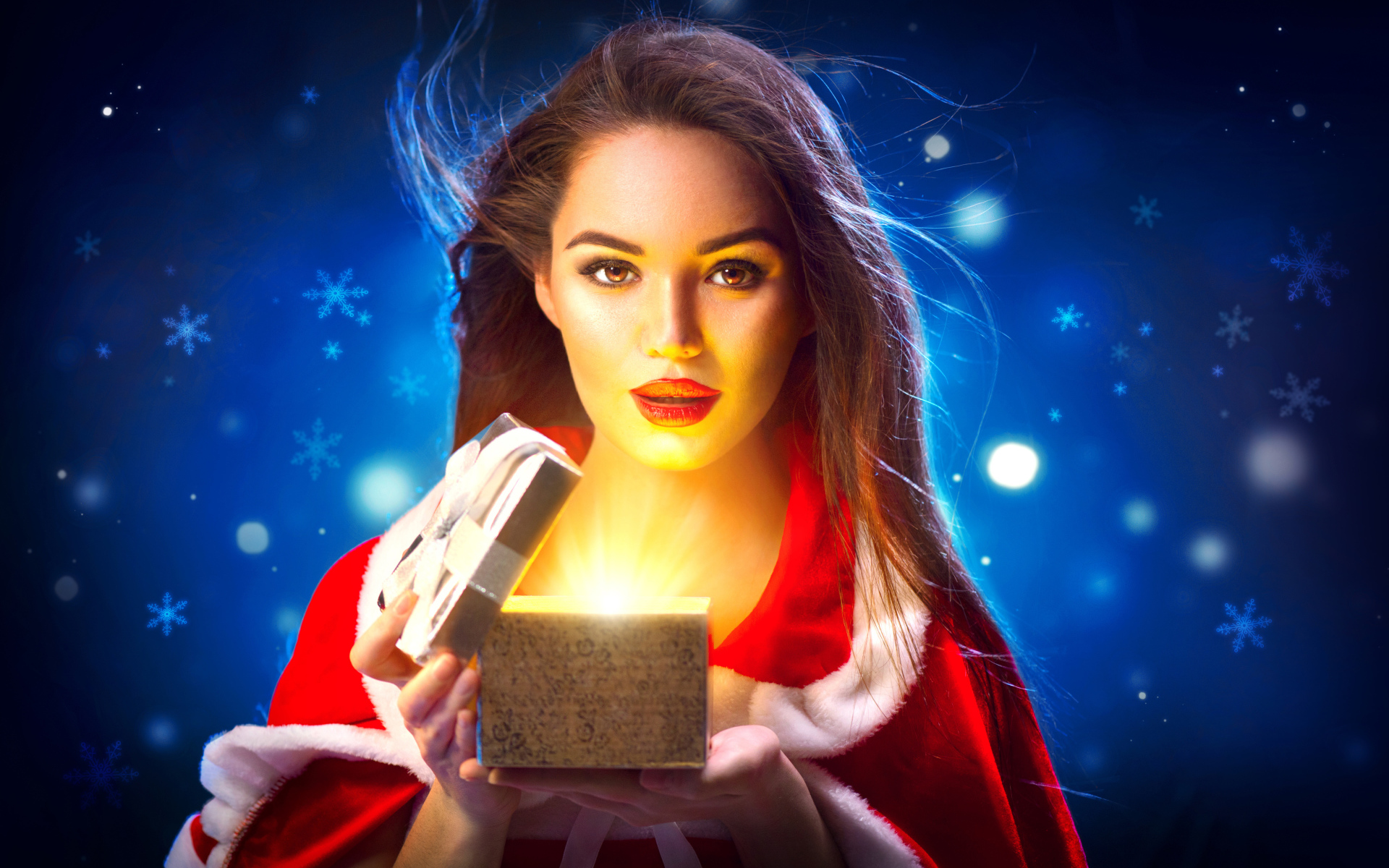 Красивая девушка открывает коробку с подарком на новый год 