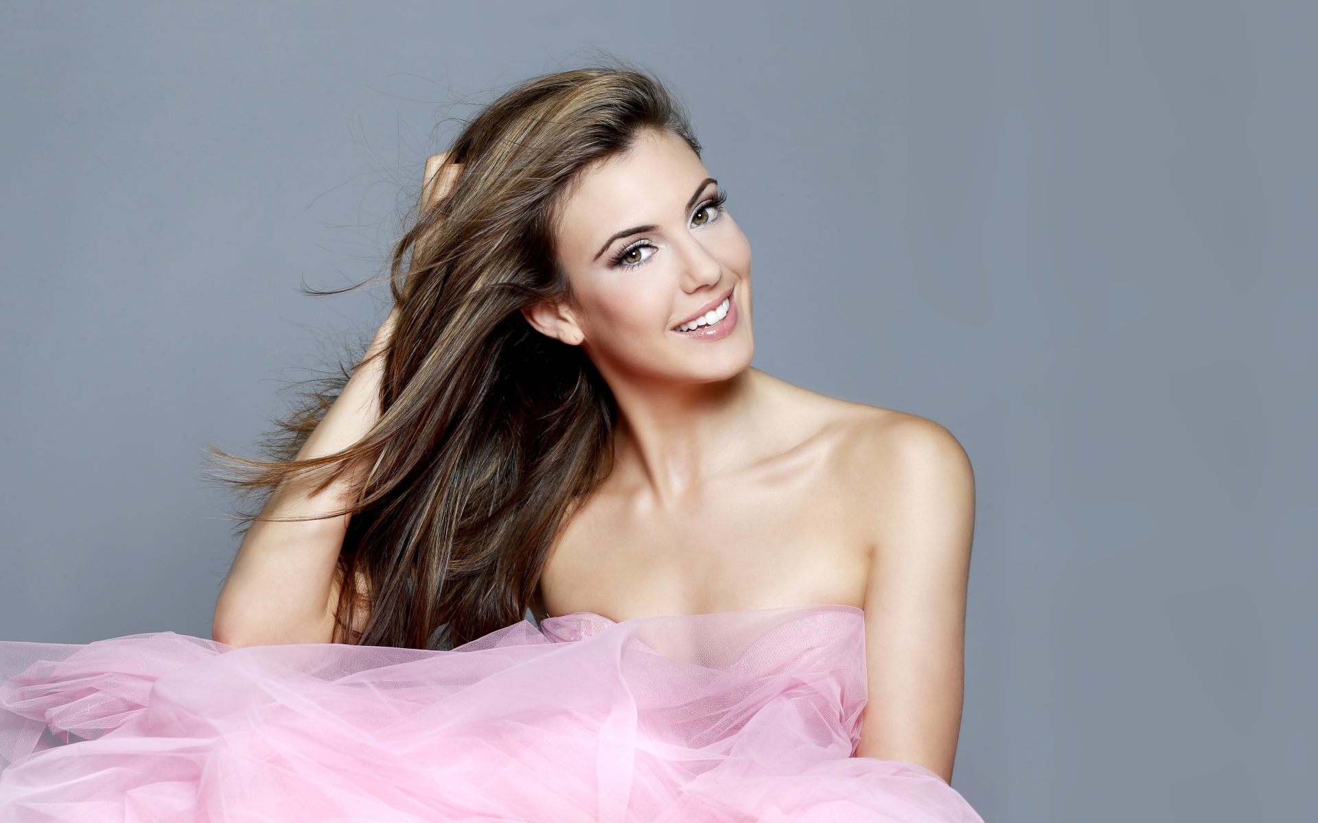 Американская модель Эрин Брэди в розом платье на сером фоне