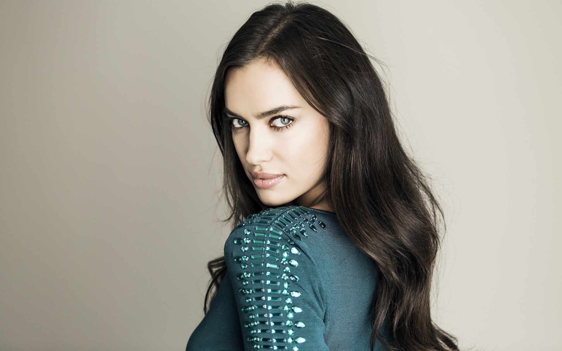 Красивая девушка модель Ирина Шейк на сером фоне