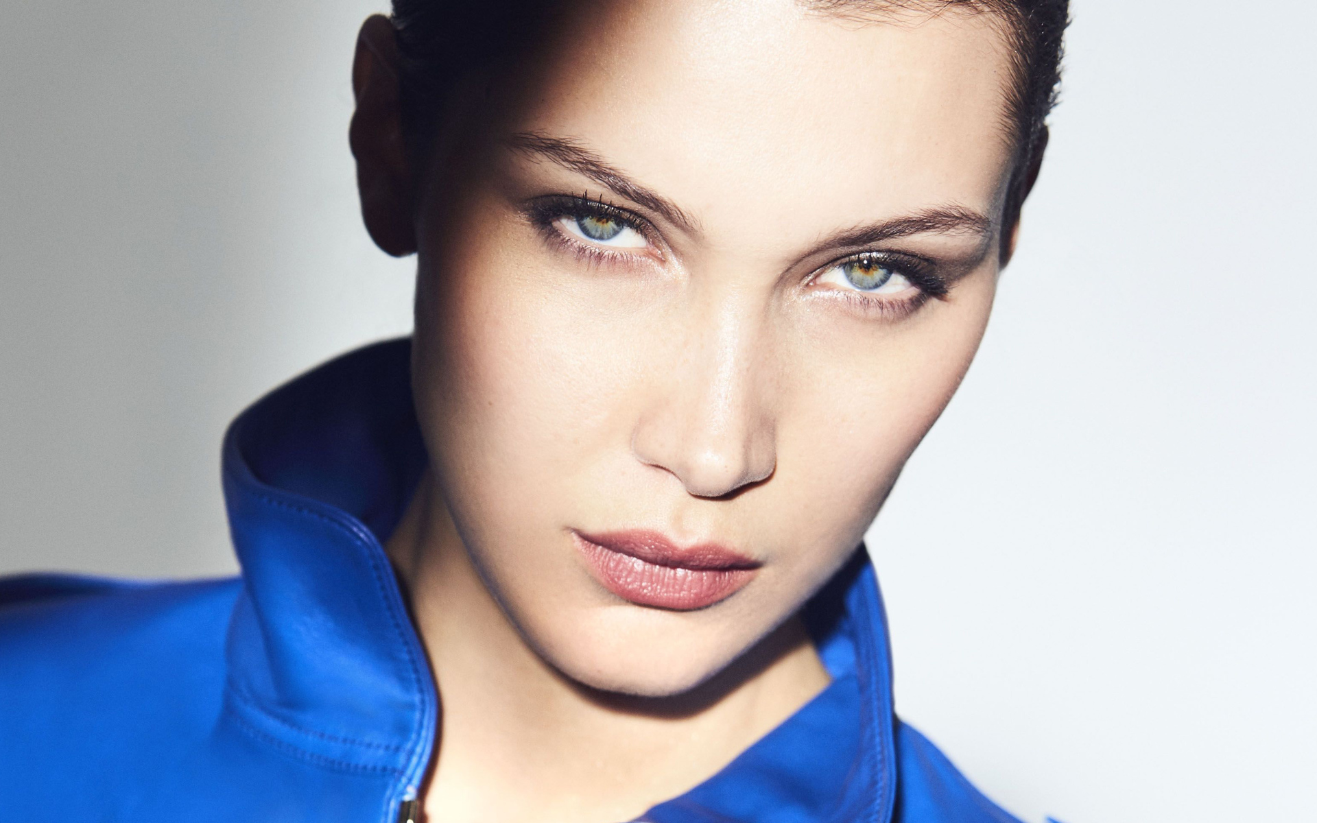 Красивый взгляд модели Белла Хадид