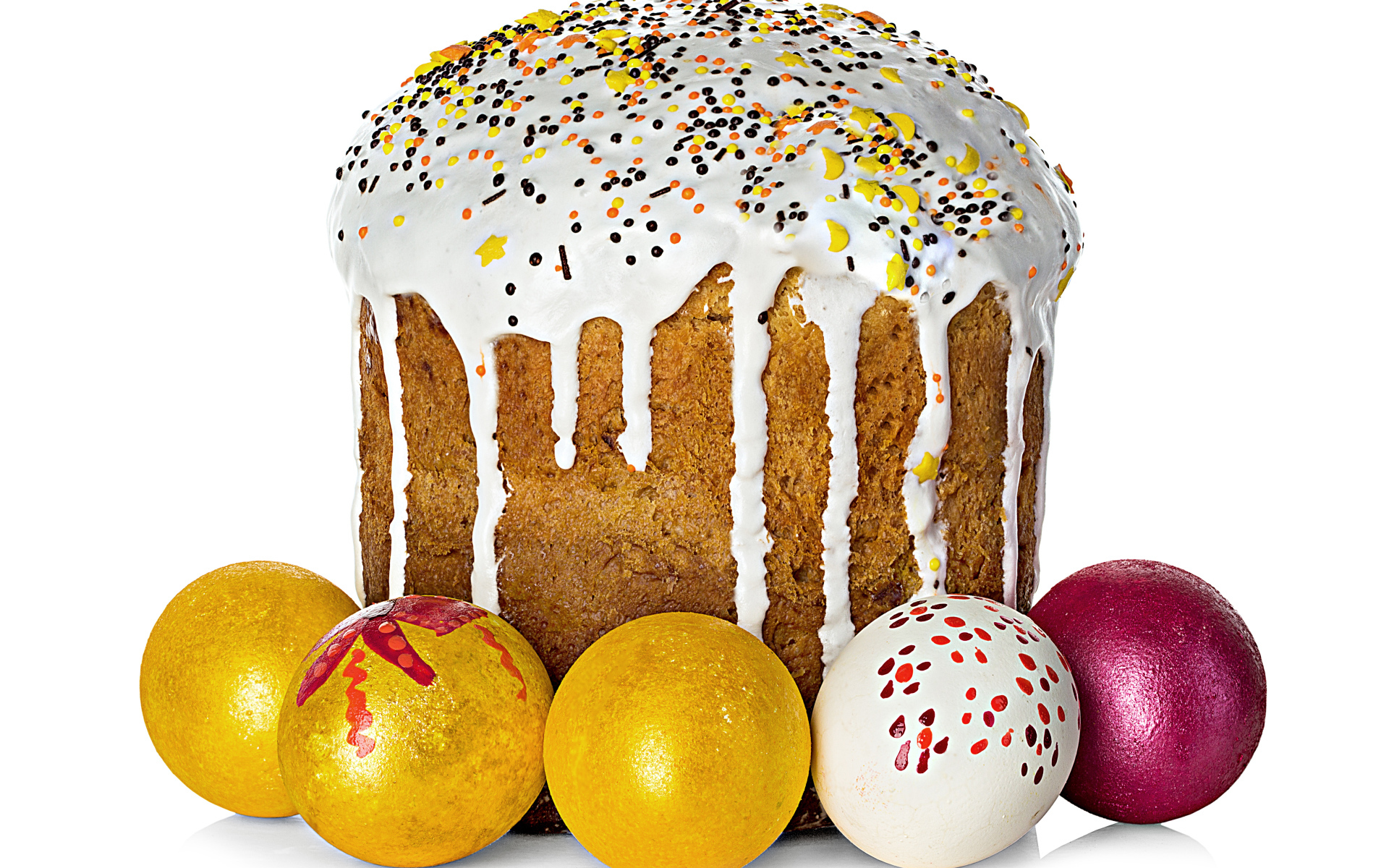 Красивый большой кулич с крашеными яйцами на белом фоне на Пасху