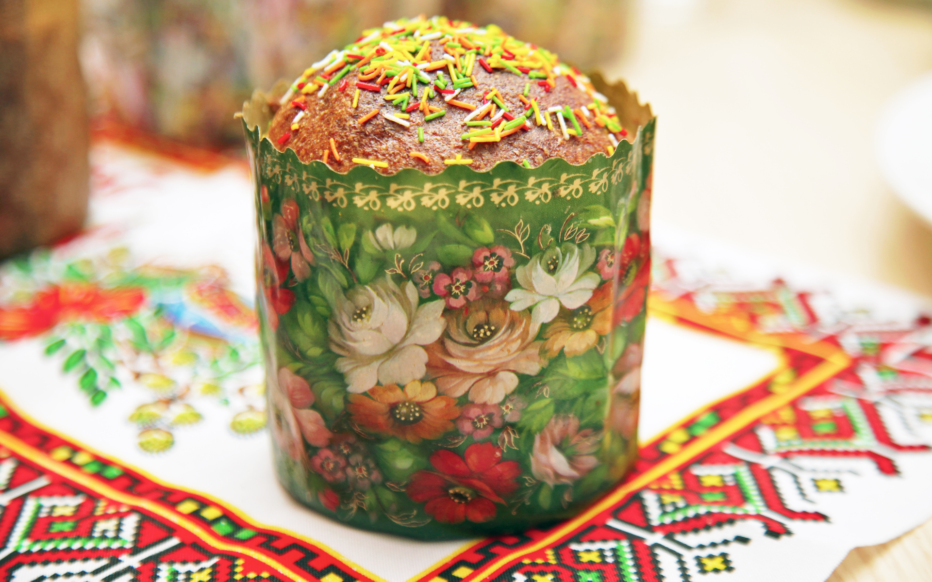 Кулич с посыпкой на Великий праздник Пасха