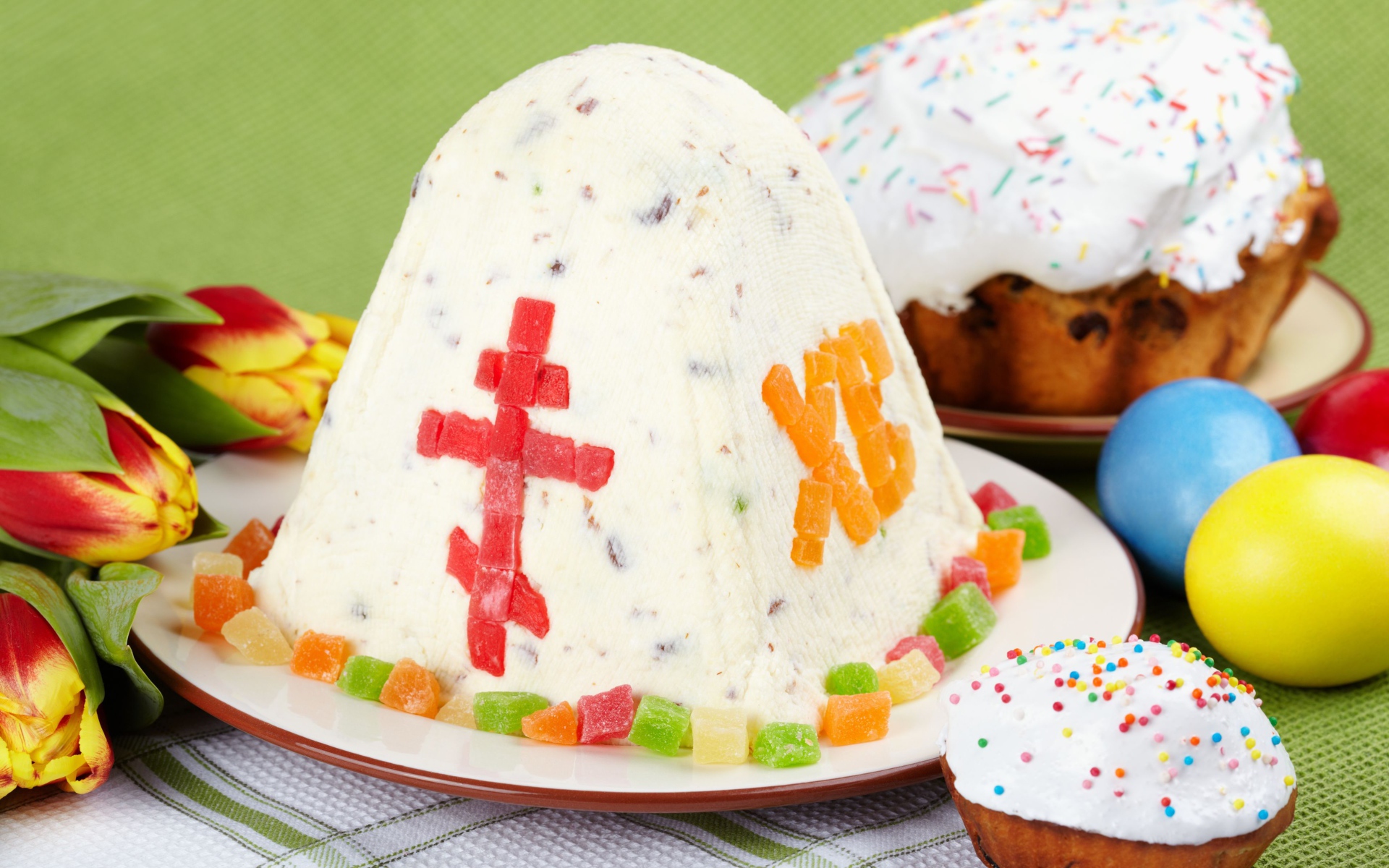 Сладкий творожный пасхальный кулич с цукатами к празднику Пасха