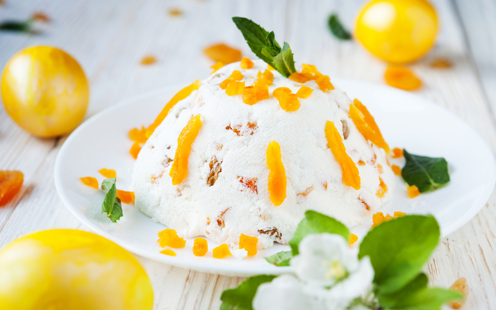 Сладкая творожная пасха с курагой на столе с крашеными яйцами