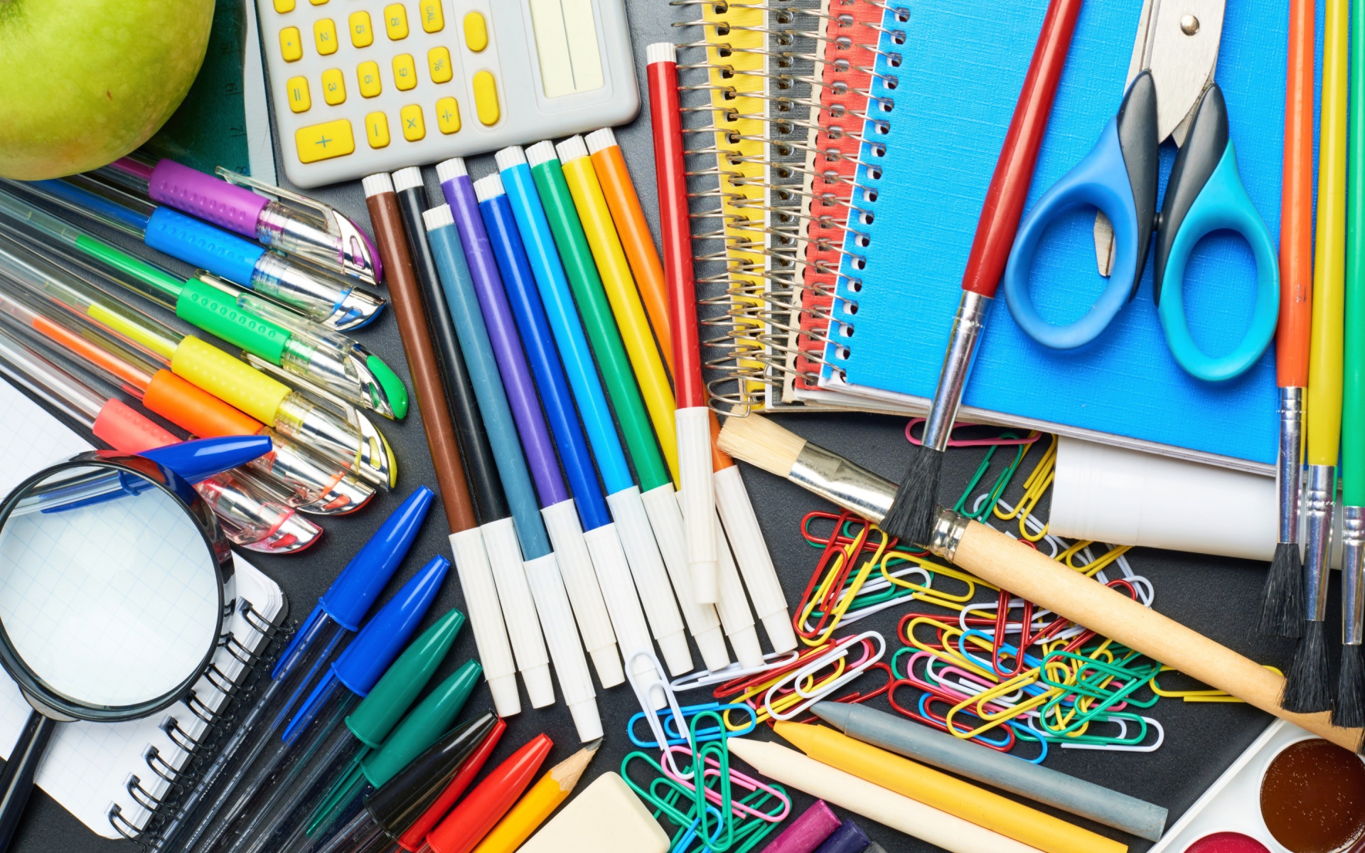 Много школьных принадлежностей на День знаний 1 сентября