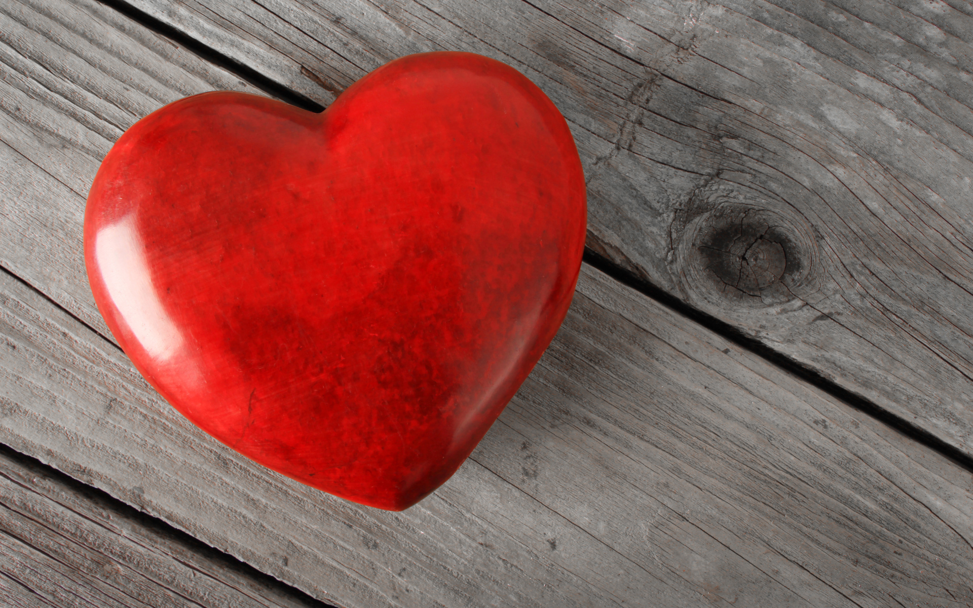 Большое красное сердце на деревянном столе