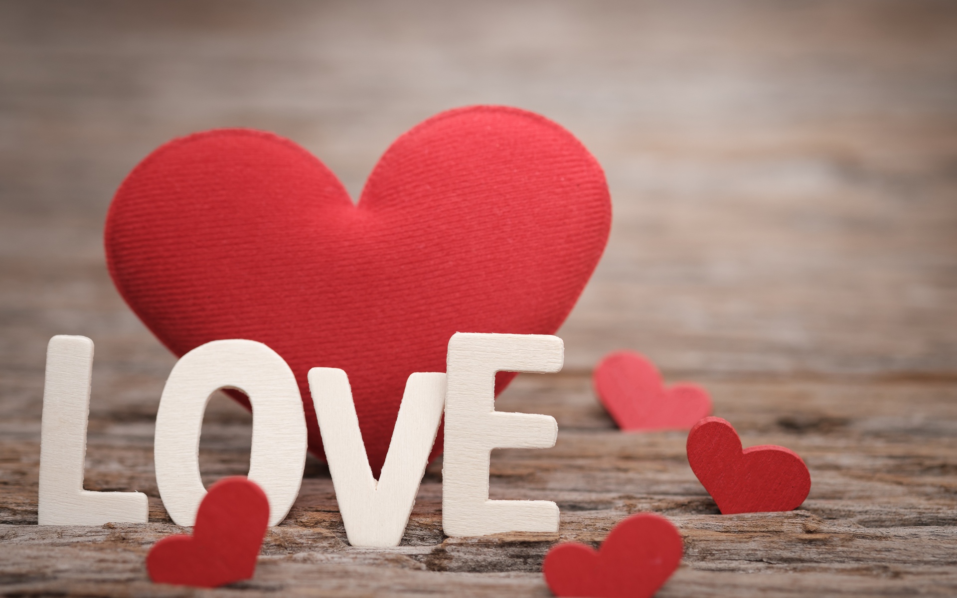 Красное сердце с надписью на английском Любовь