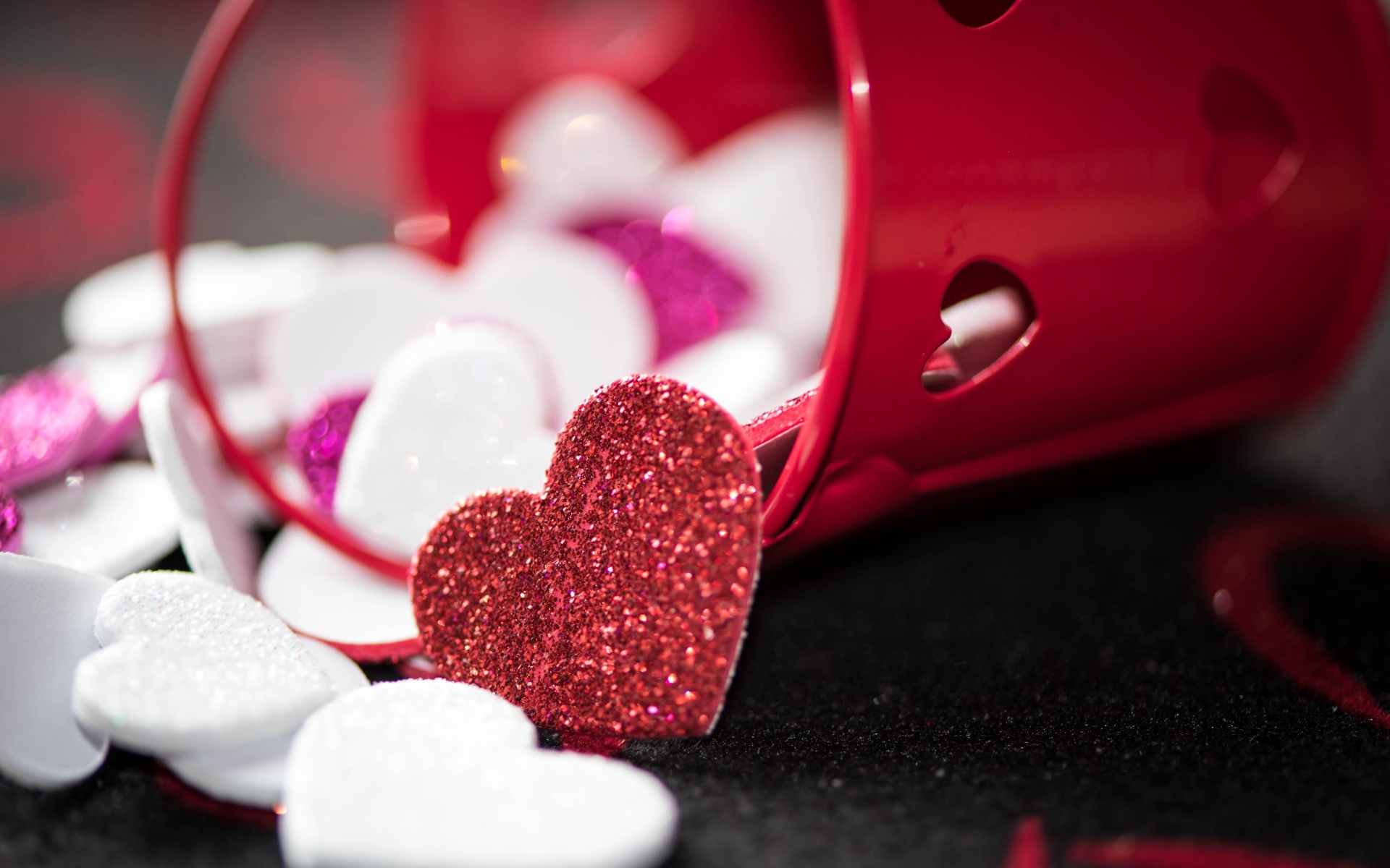 Маленькие блестящие сердечки в красном ведерке