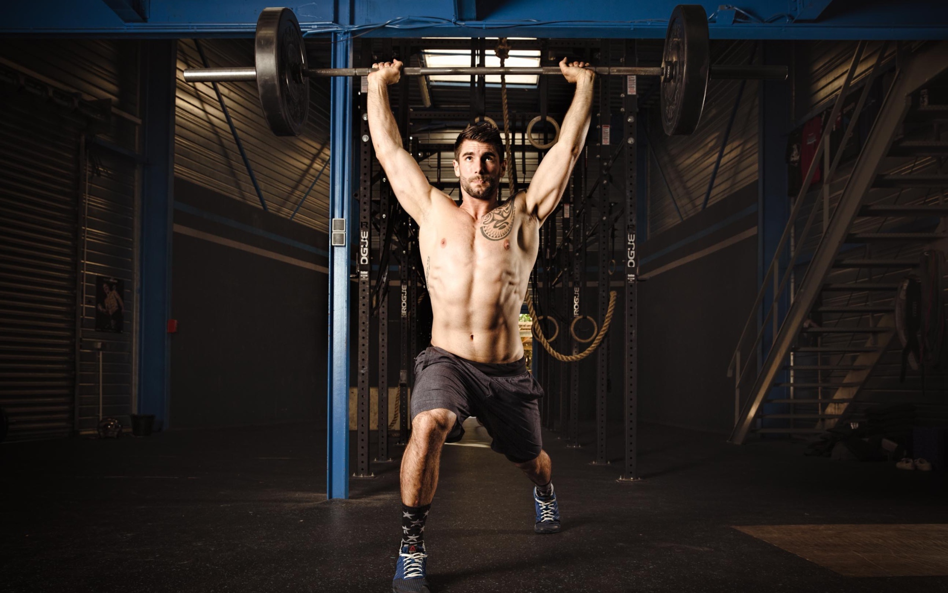 Спортивный мужчина со штангой в руках 