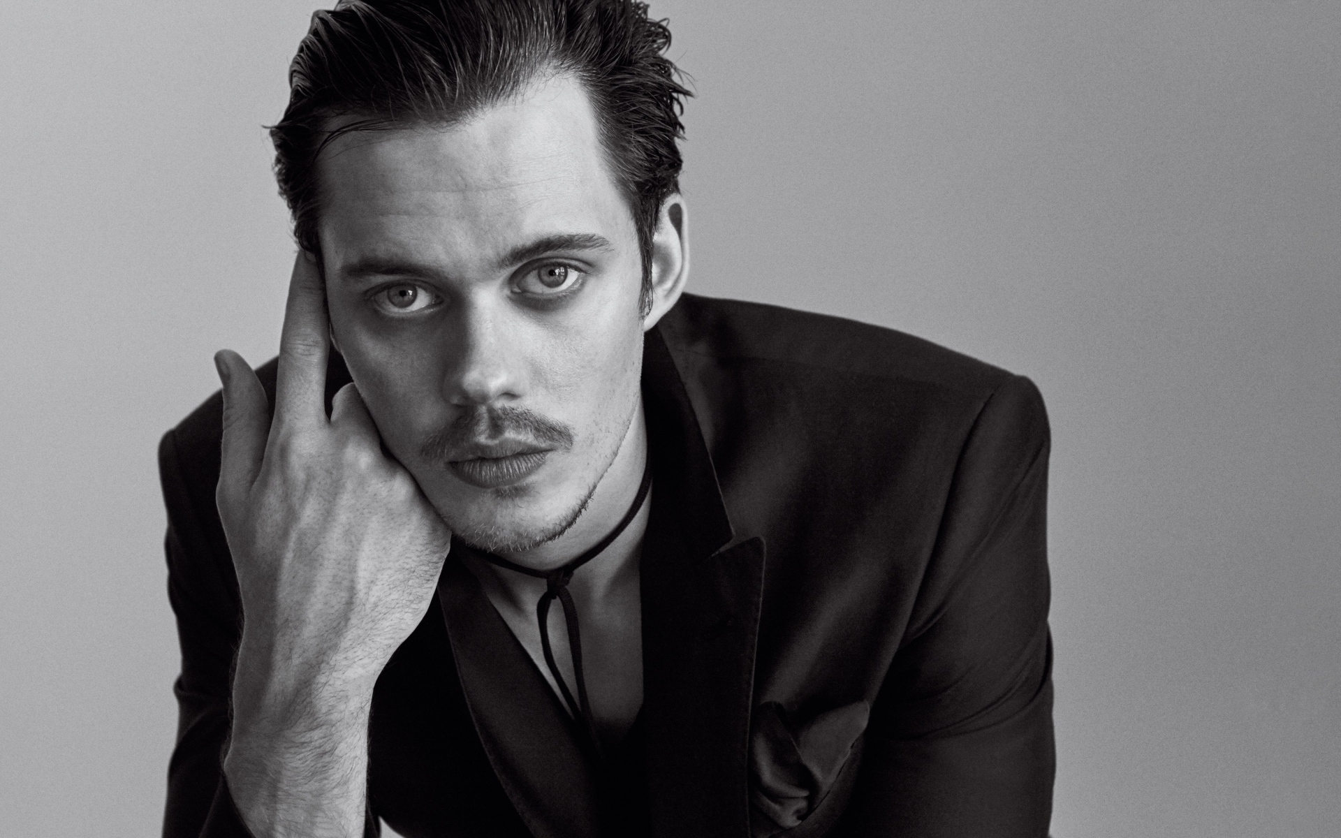 Актер Билл Скарсгорд в пиджаке черно белое фото