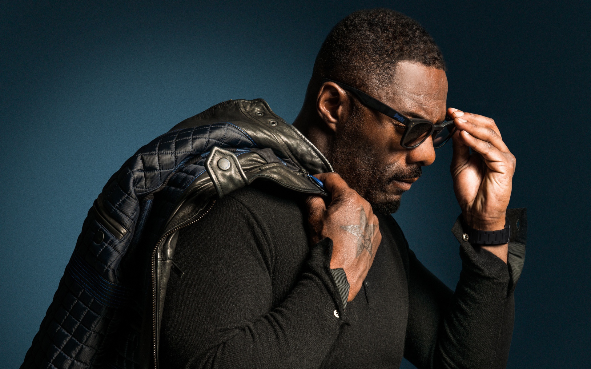 Британский актер Идрис Эльба с черной курткой