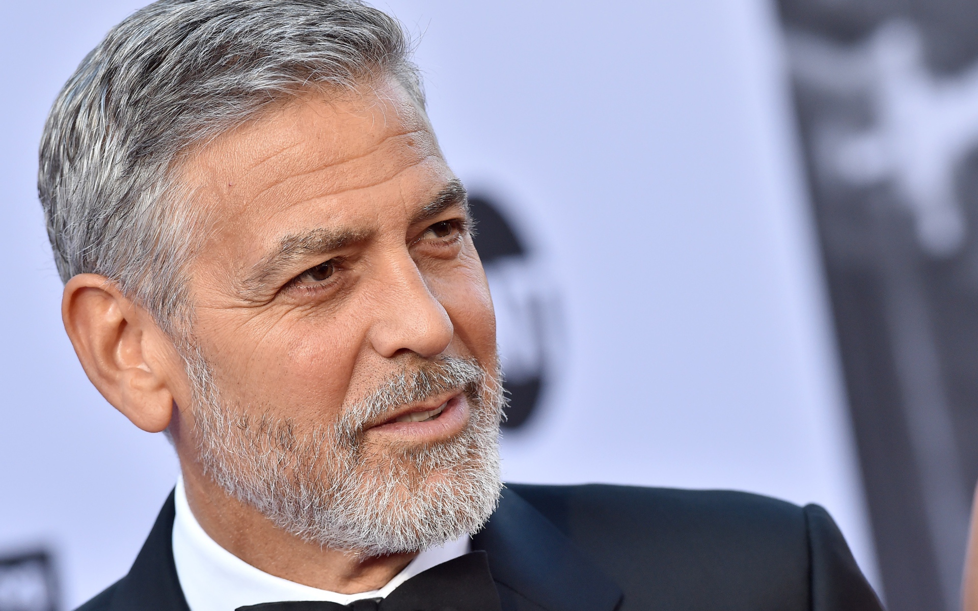 Красивый стильный мужчина, актер Джордж Клуни