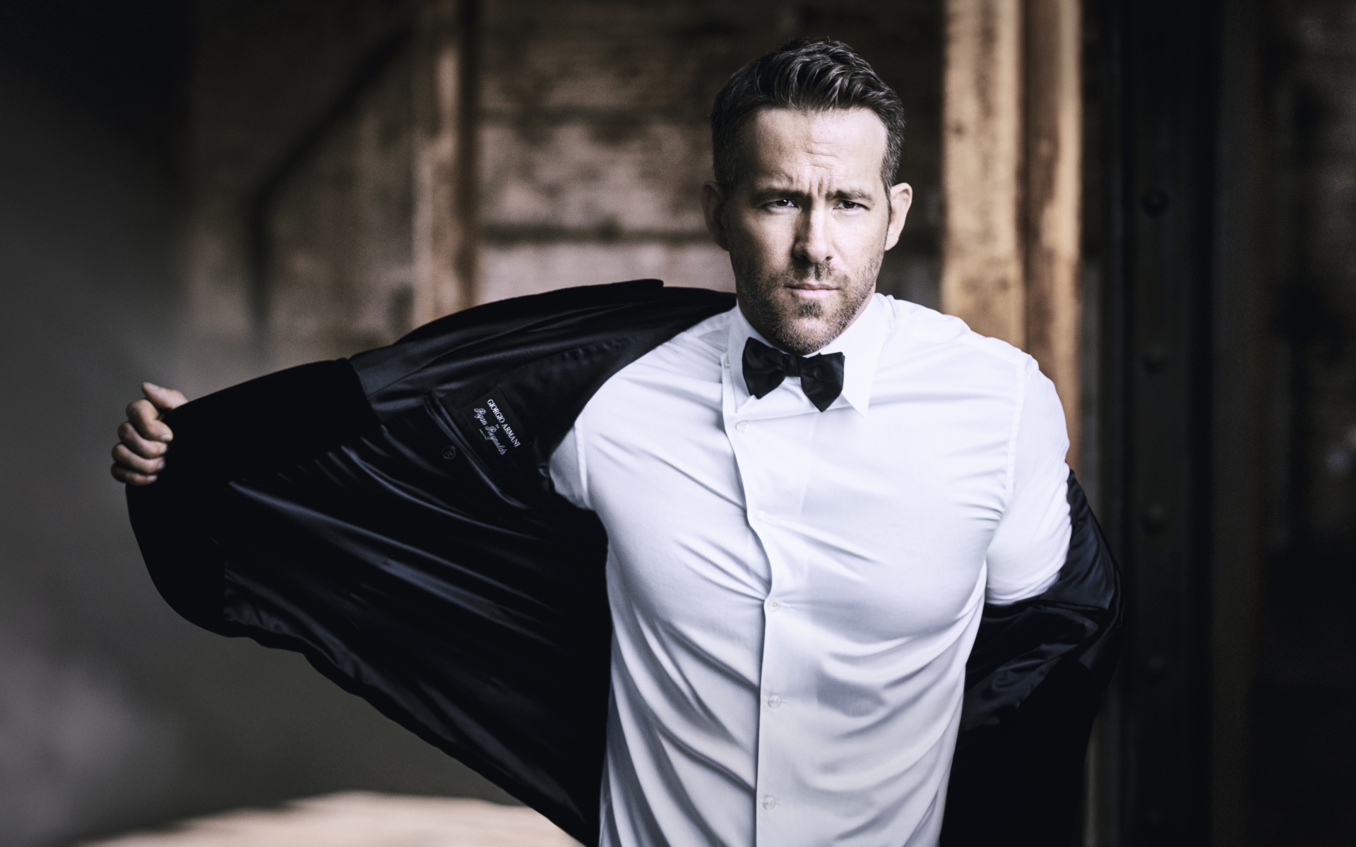 Популярный канадский актер Райан Рейнольдс снимает пиджак