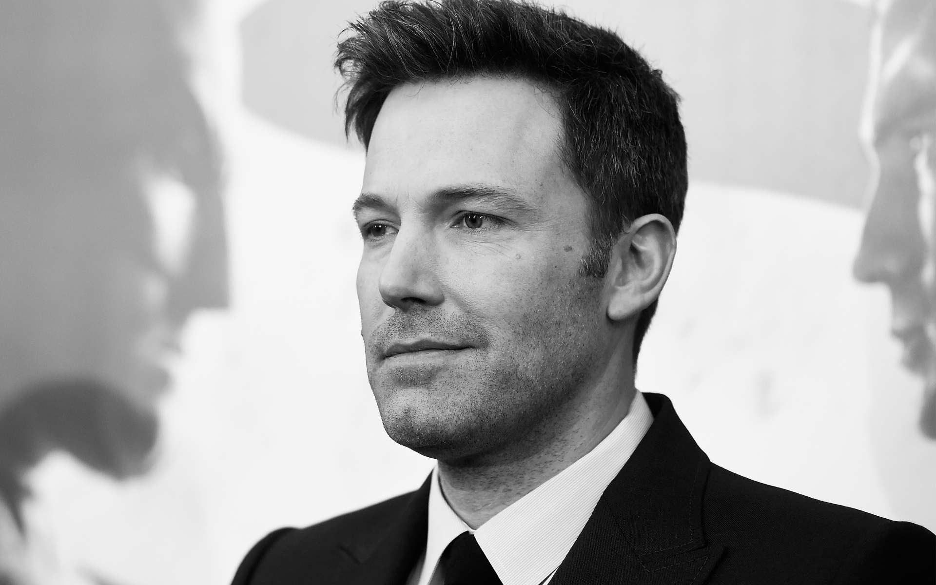 Популярный актер Бен Аффлек черно белое фото 
