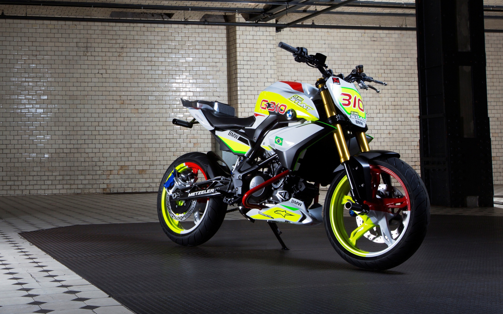 Мотоцикл BMW Concept Stunt G 310 в гараже