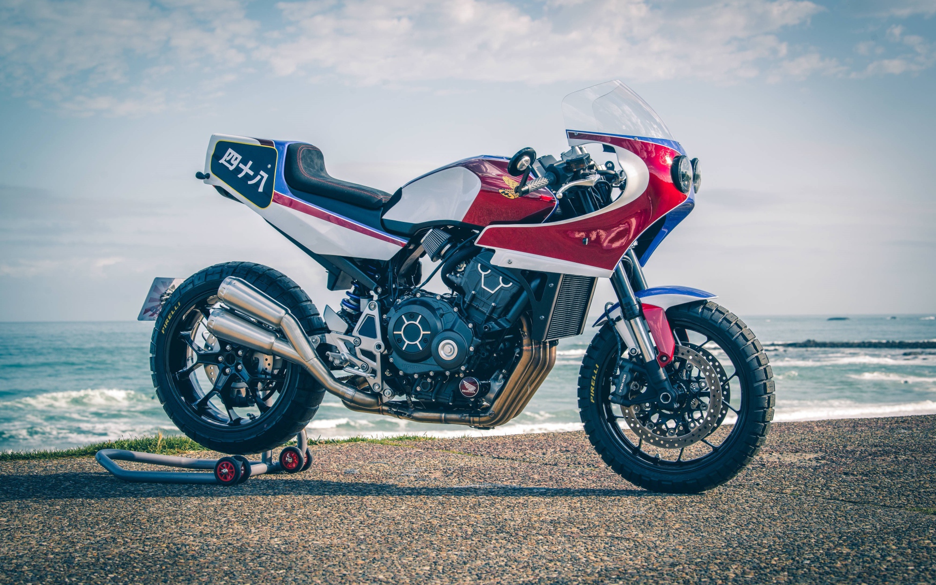 Большой мотоцикл Honda CB1000R Dirt Endurance 2019 года у воды