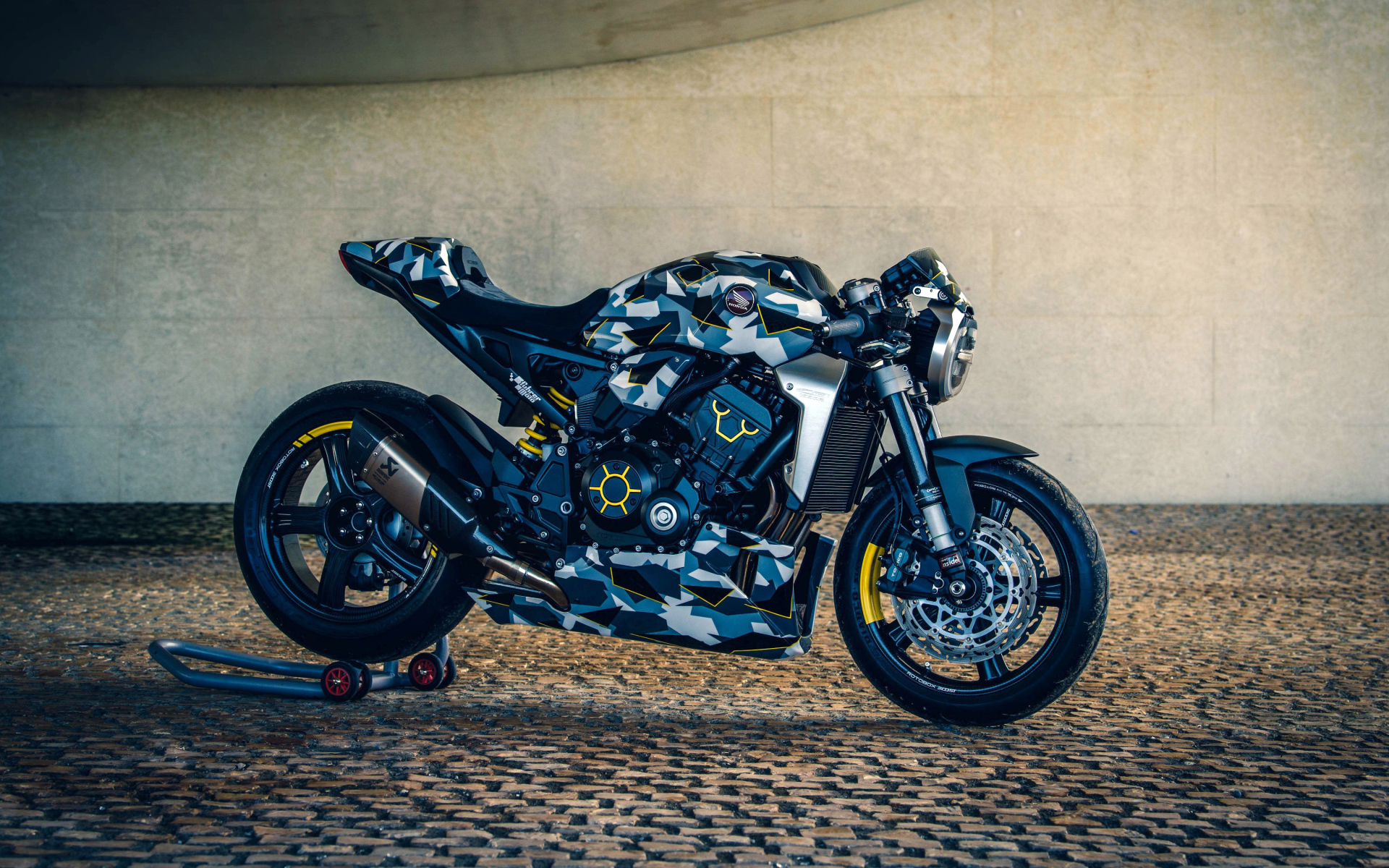 Спортивный мотоцикл Honda CB1000R у стены