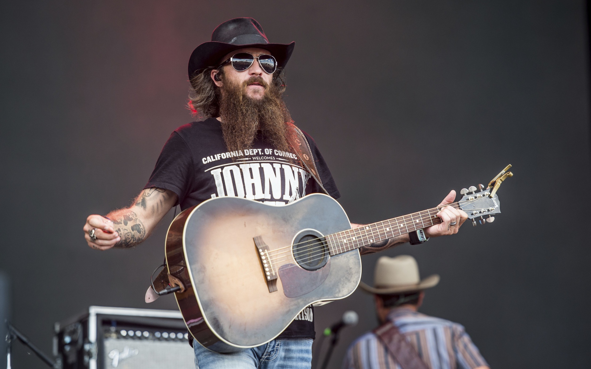 Американский певец Коди Джинкс с гитарой на сцене