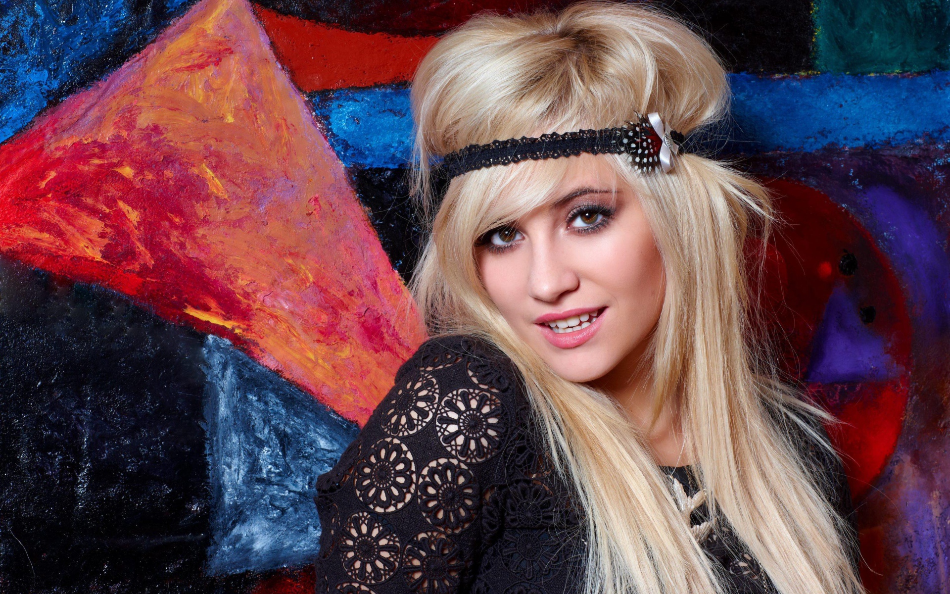 Красивая блондинка, певица Пикси Лотт с повязкой на голове