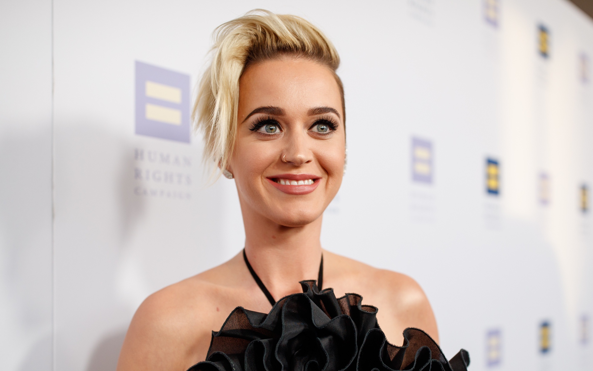 Красивая улыбающаяся девушка, певица Кэти Перри