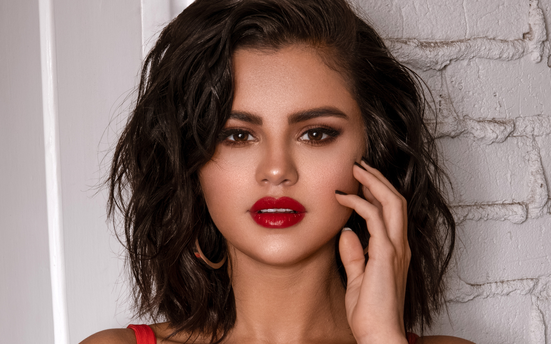 Яркая горячая девушка, певица Селена Гомес у стены 