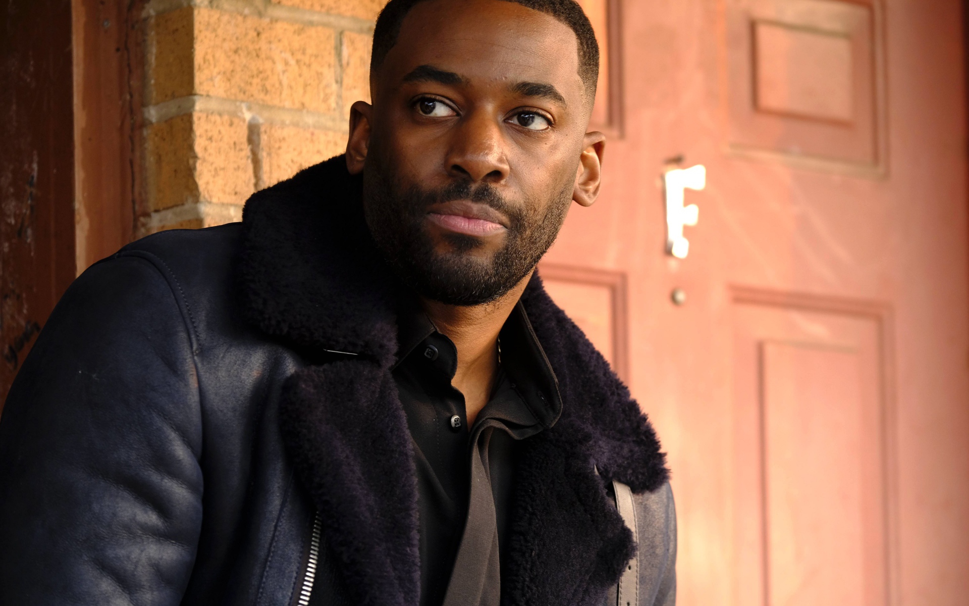 Музыкант Эшли Томас в черной куртке