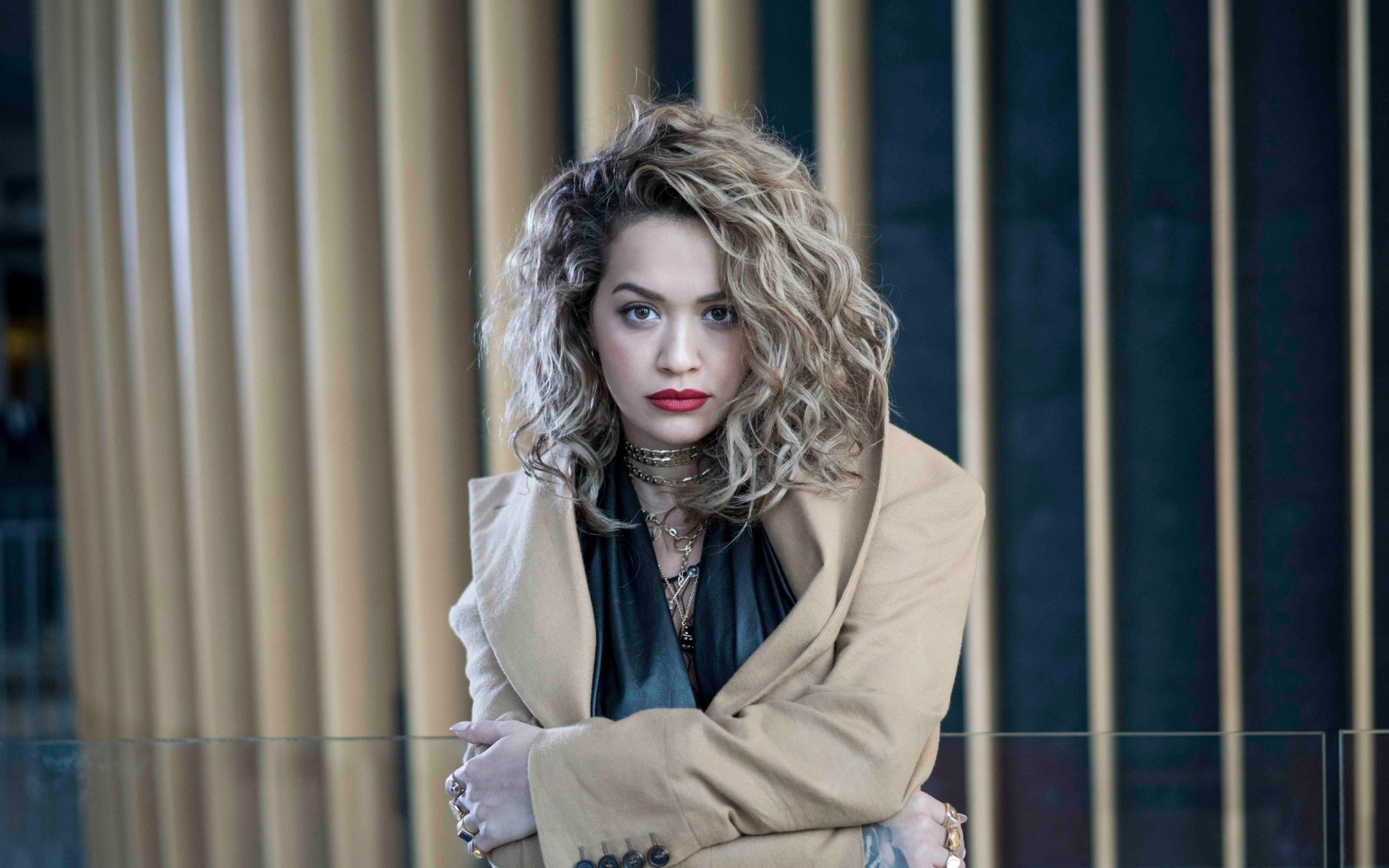 Популярная исполнительница Рита Ора в пальто 