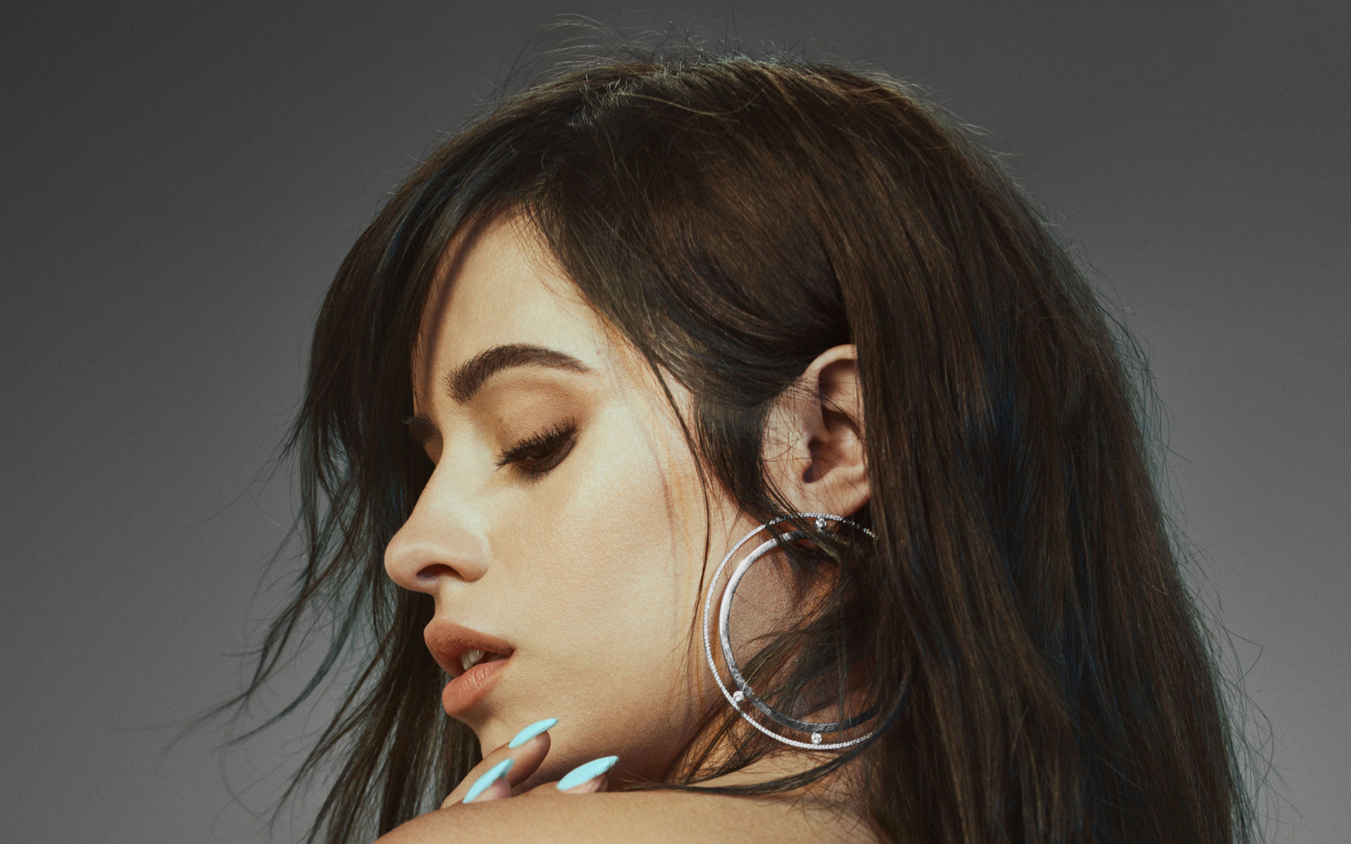 Певица Камила Кабельо на сером фоне крупным планом 