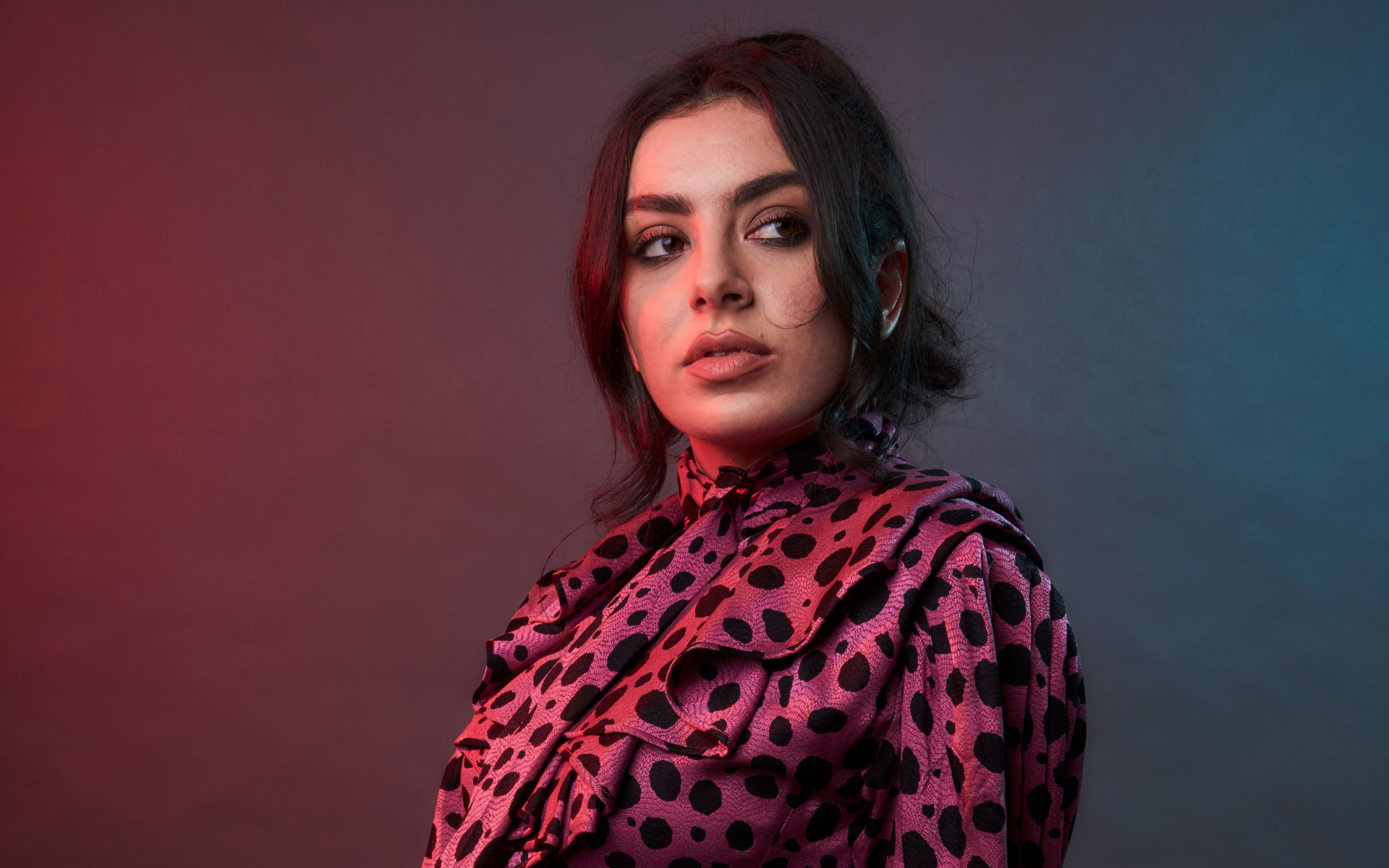 Певица Charli XCX на сером фоне