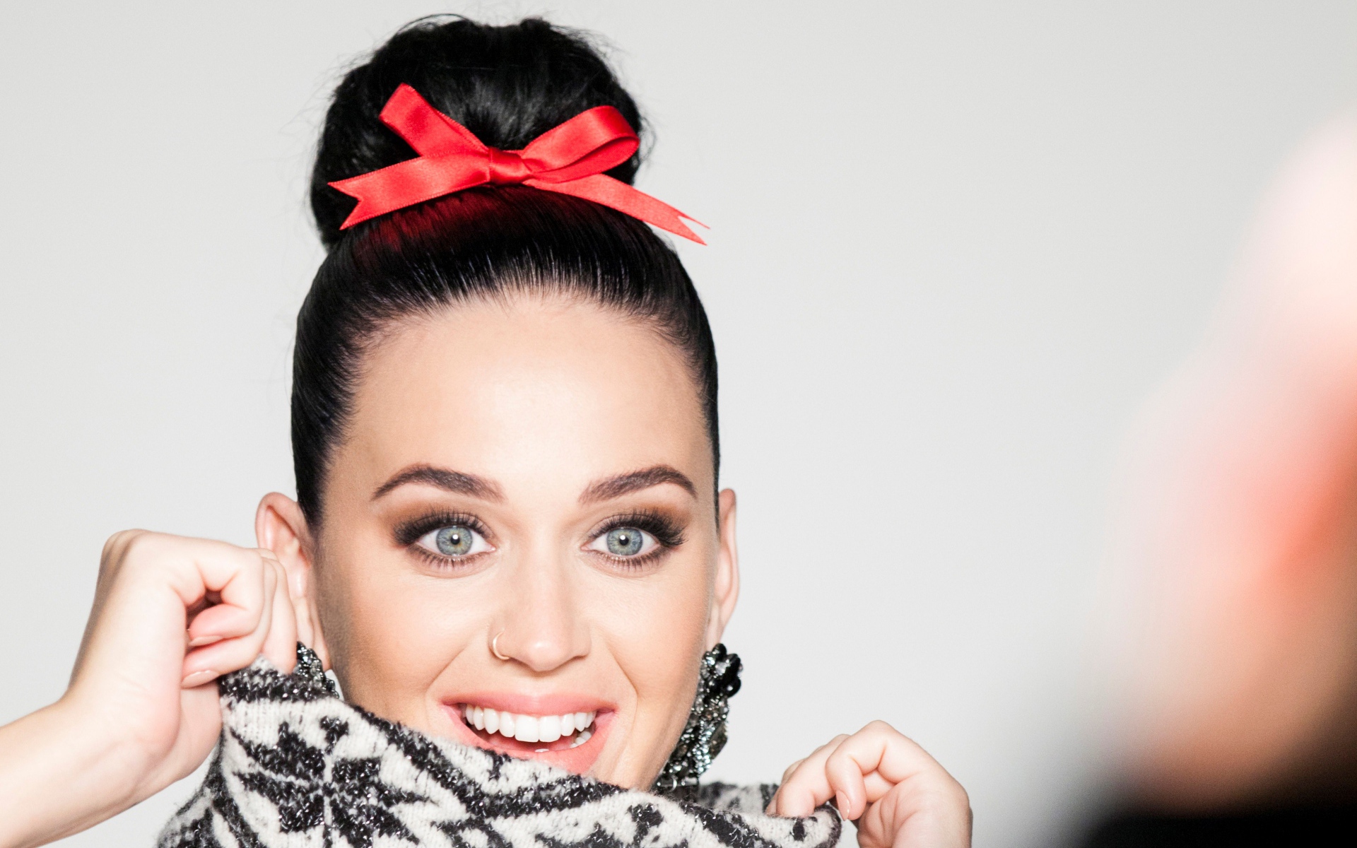 Улыбающаяся голубоглазая брюнетка Кэти Перри 